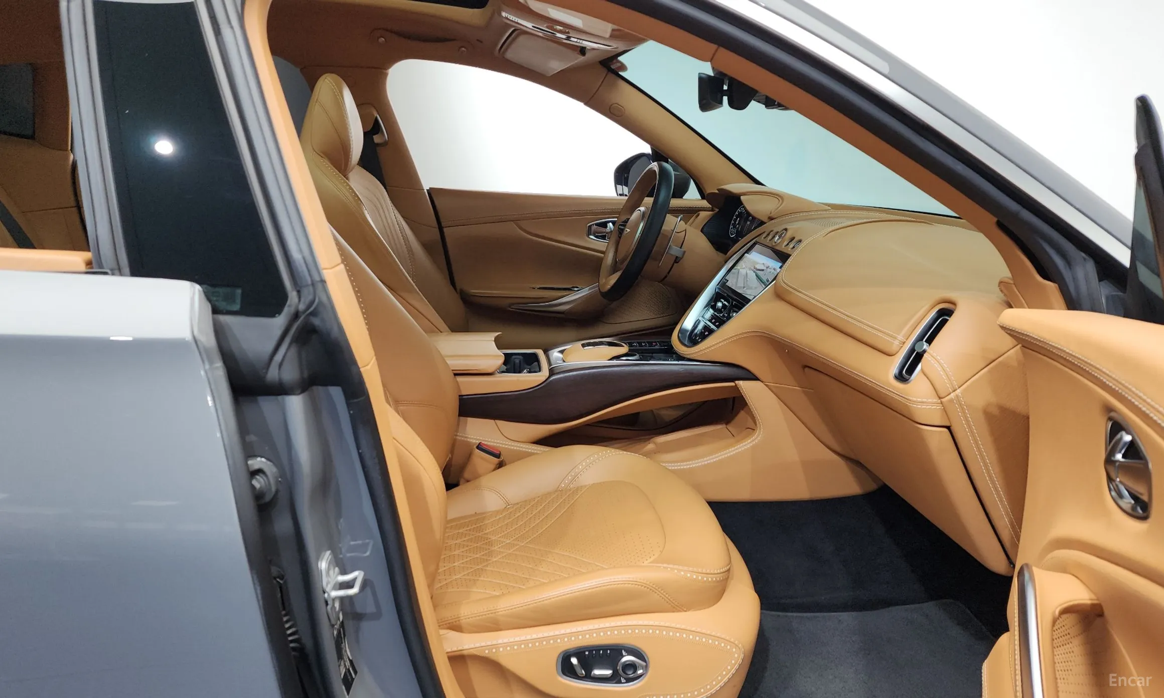 Aston Martin Dbx превью 11