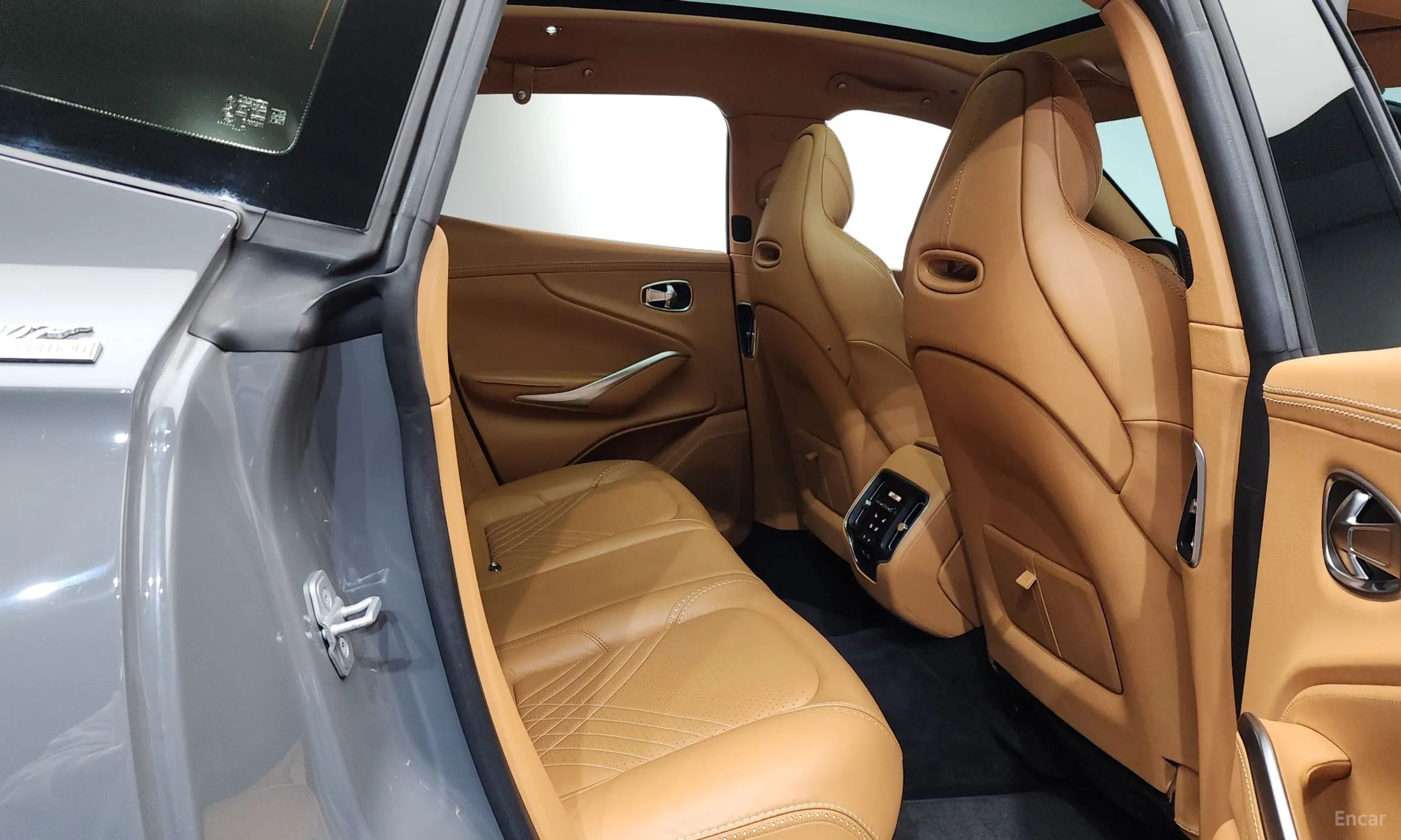 Aston Martin Dbx превью 12