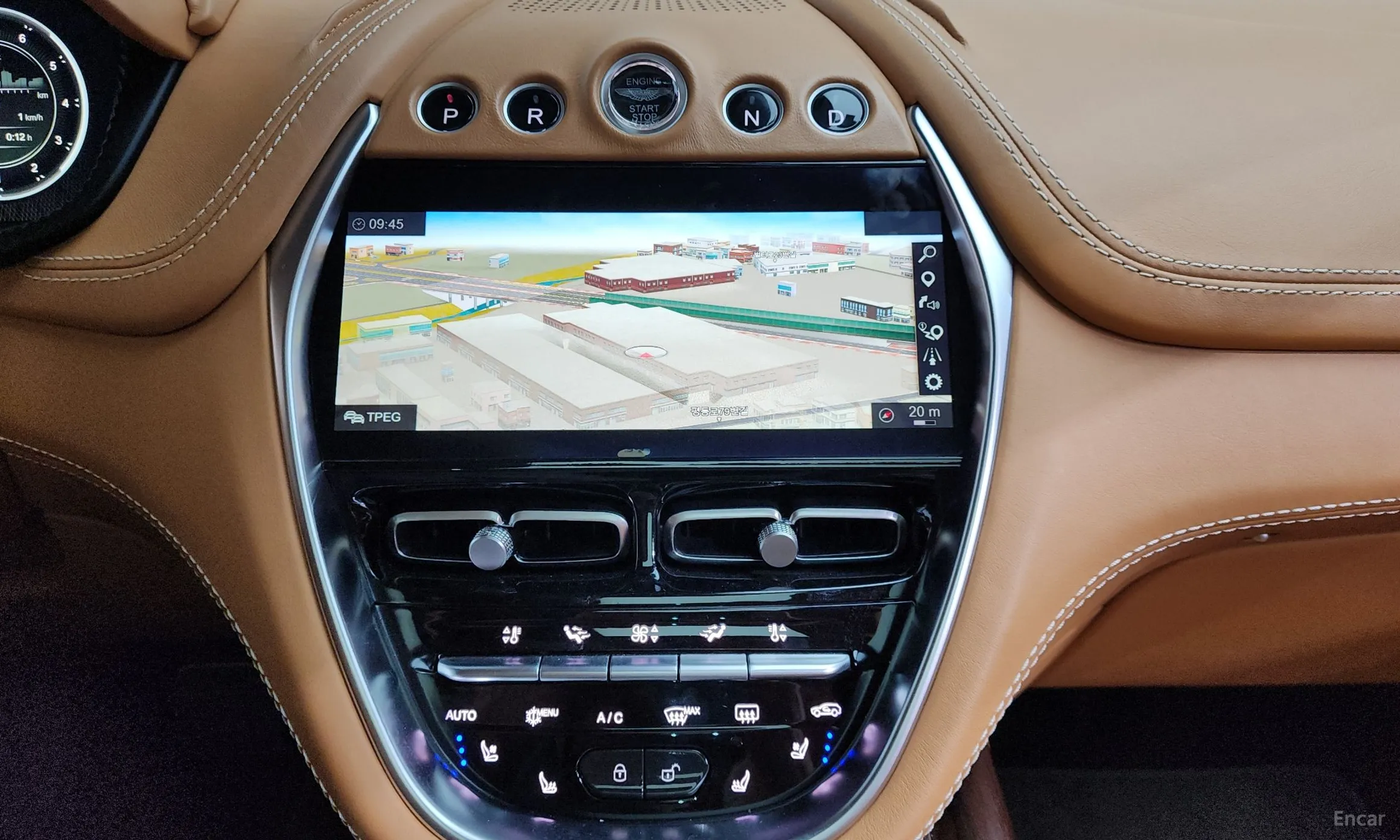 Aston Martin Dbx превью 14