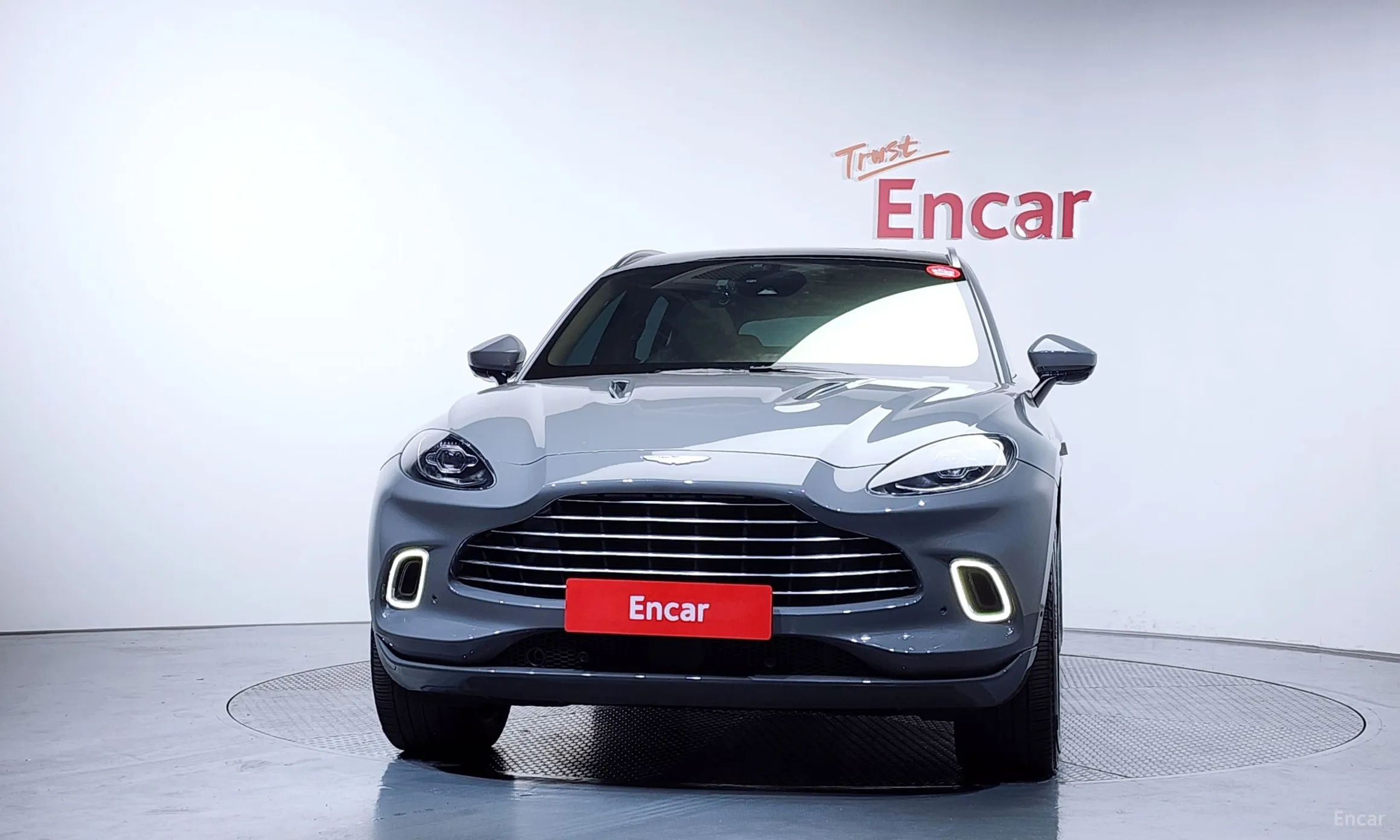 Aston Martin Dbx превью 3