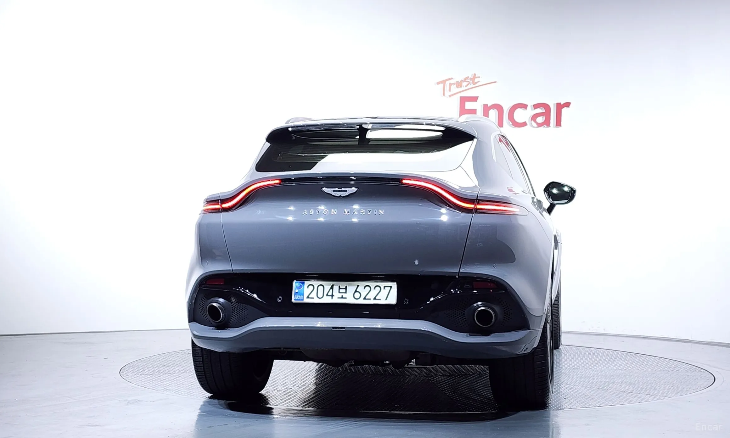 Aston Martin Dbx превью 4