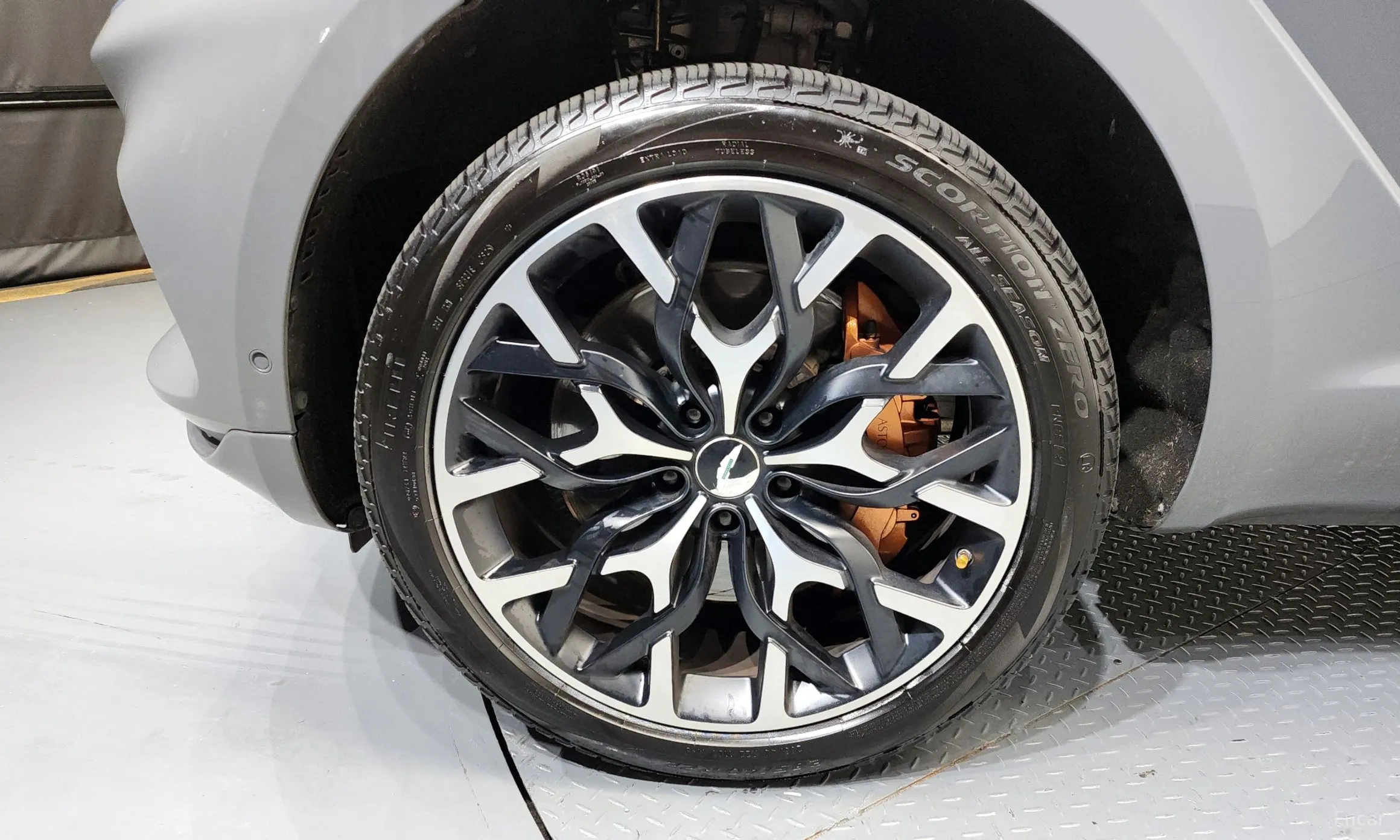 Aston Martin Dbx превью 5