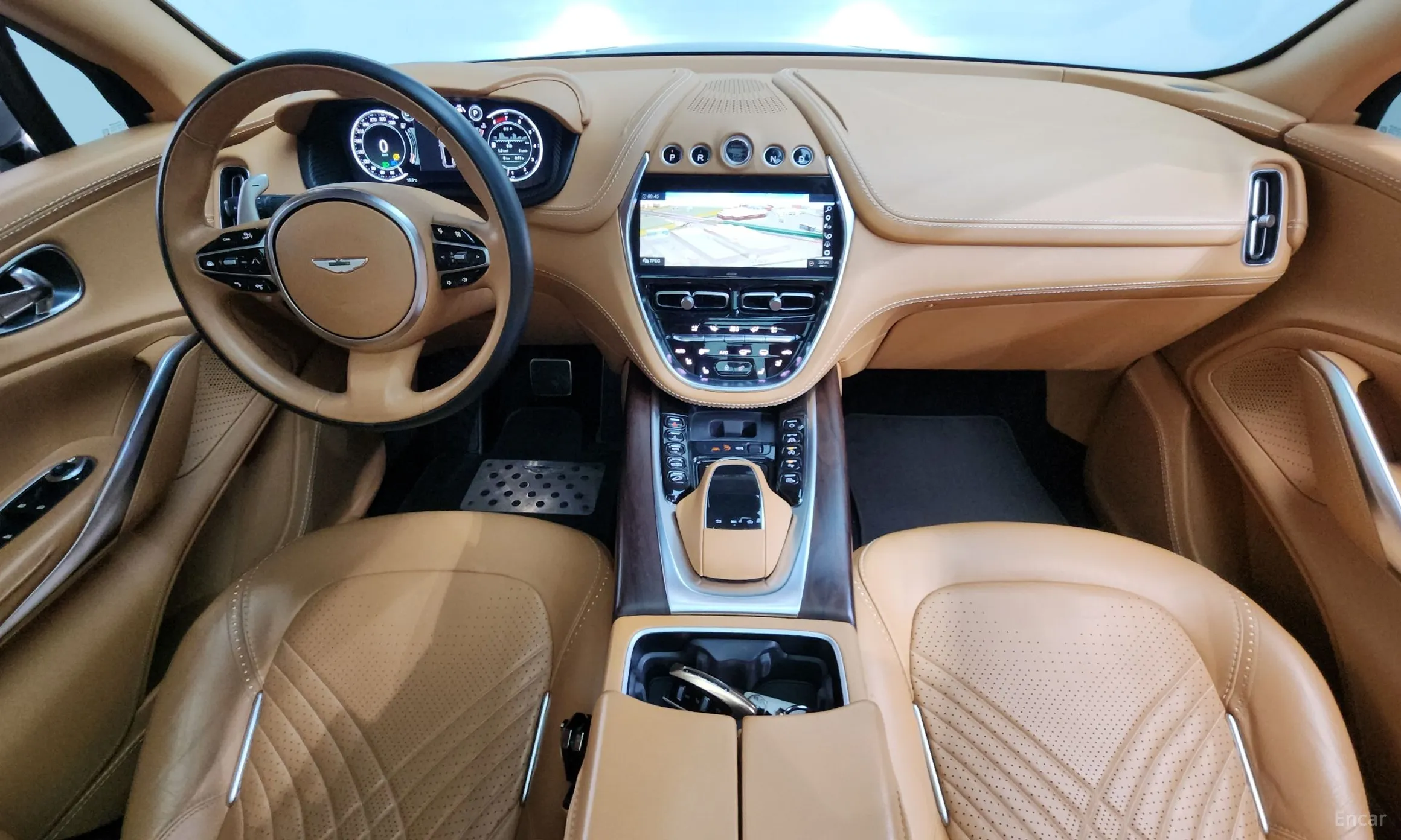 Aston Martin Dbx превью 7