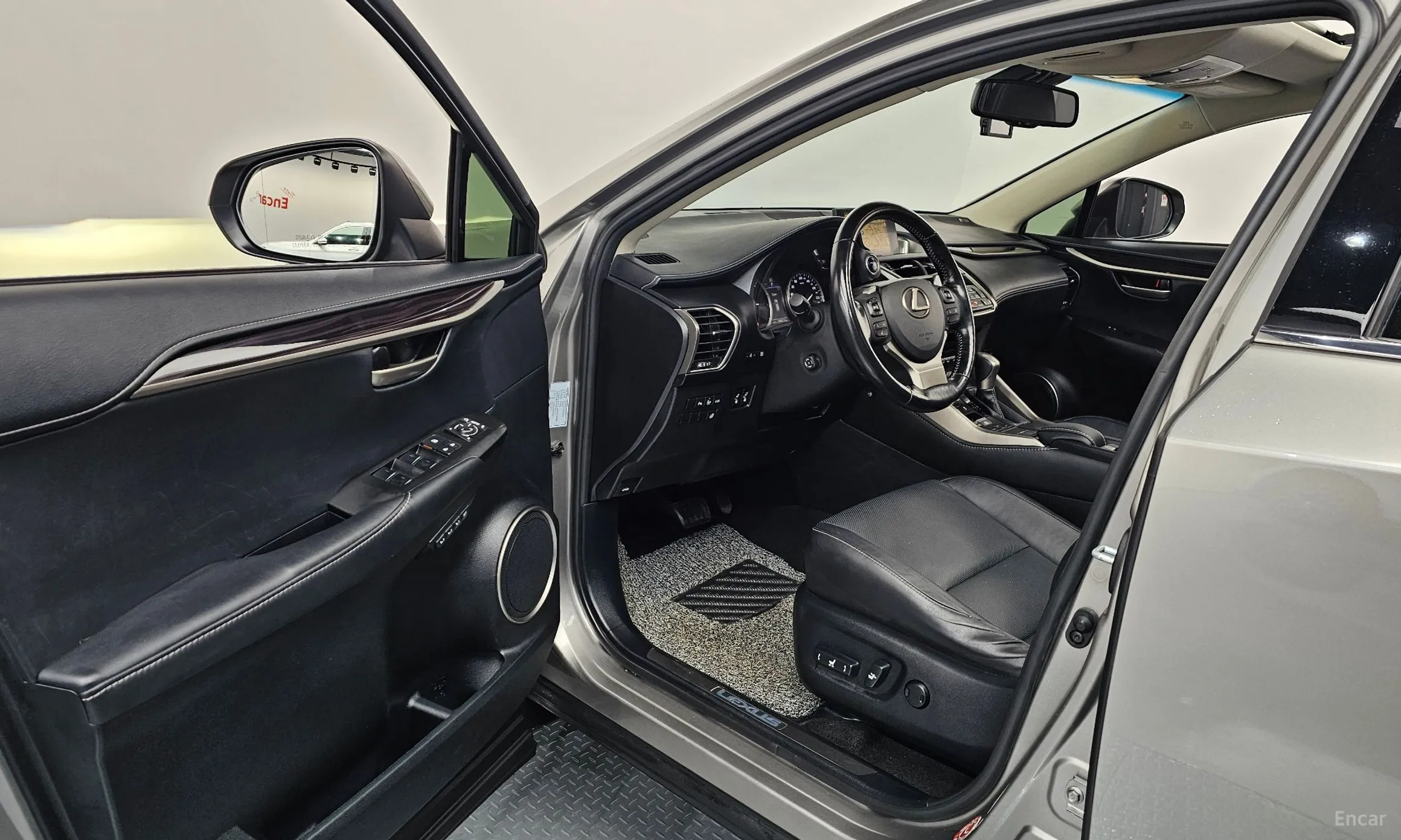 Lexus NX300h превью 10