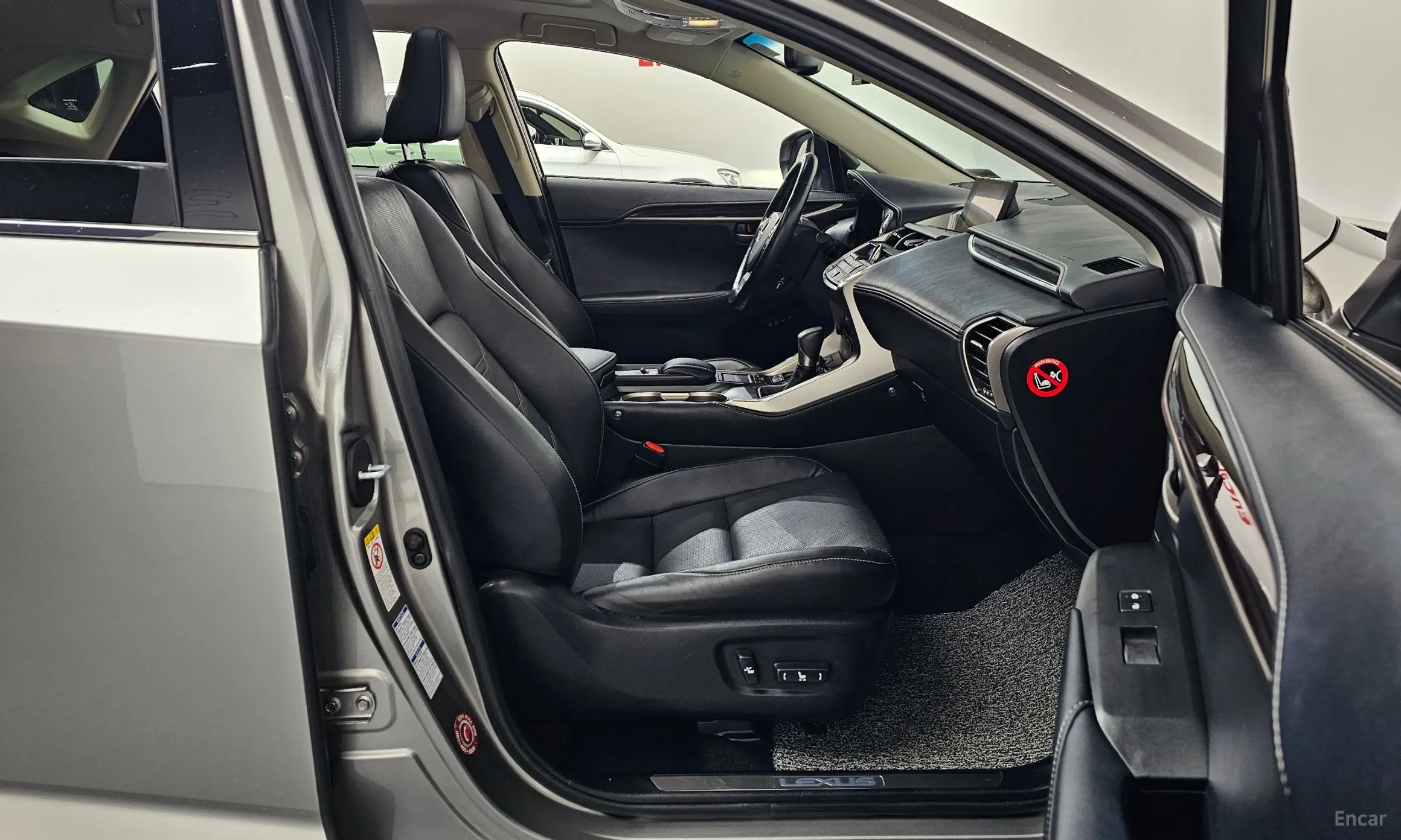 Lexus NX300h превью 11