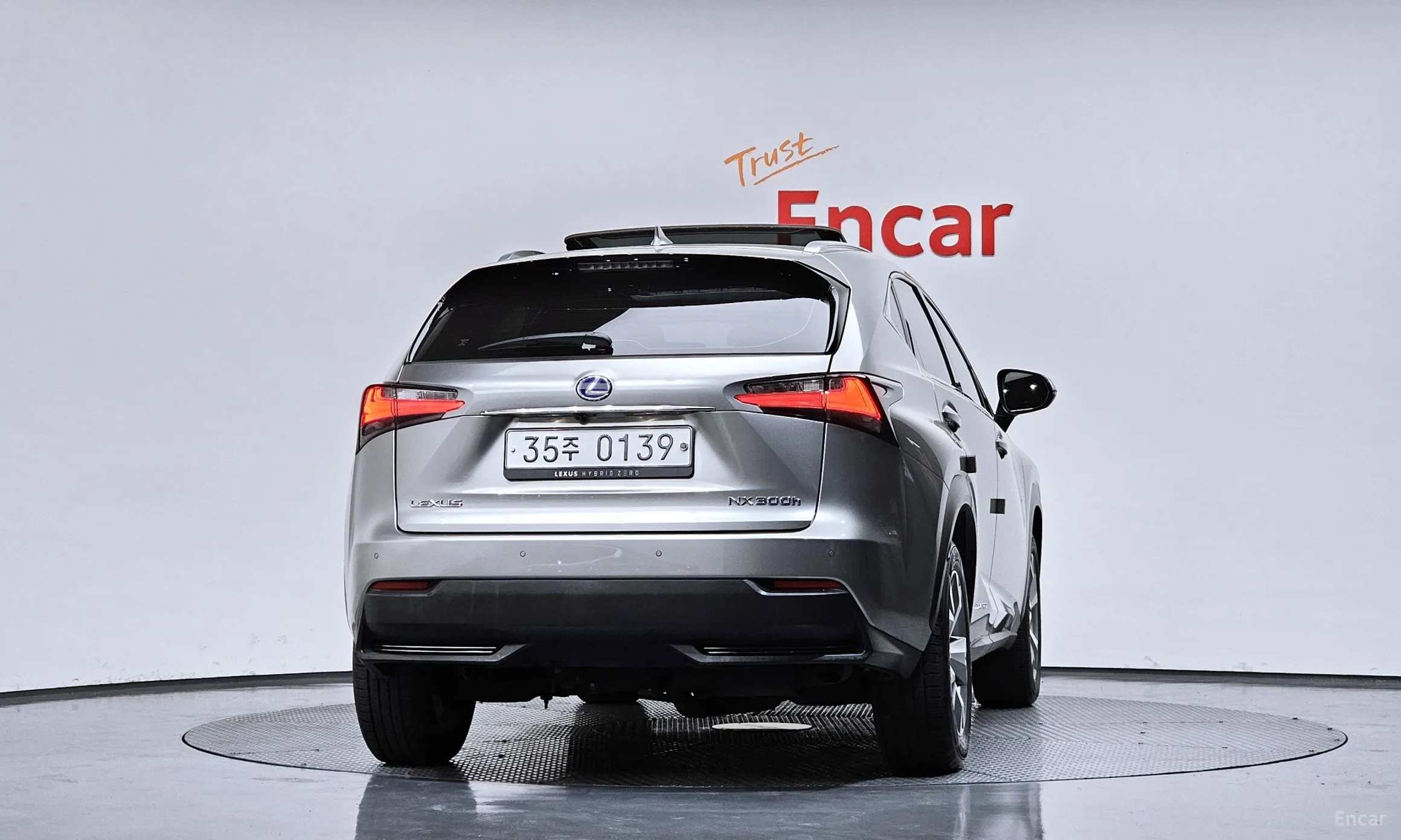 Lexus NX300h превью 4