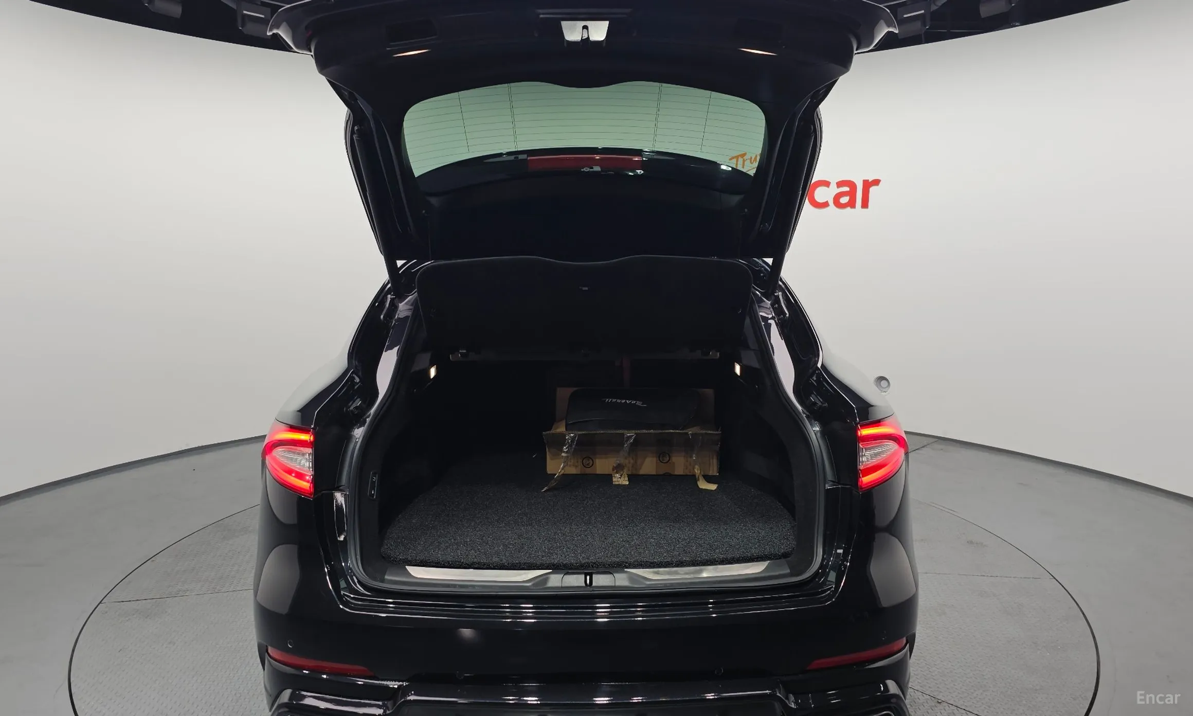 Maserati Levante превью 20