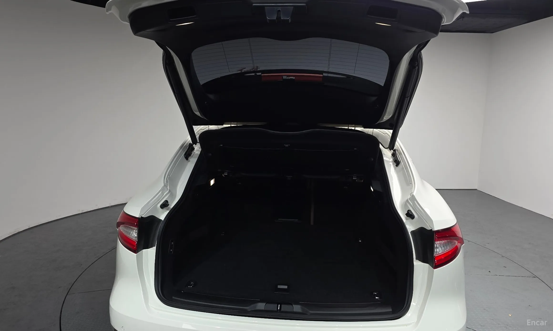 Maserati Levante превью 20
