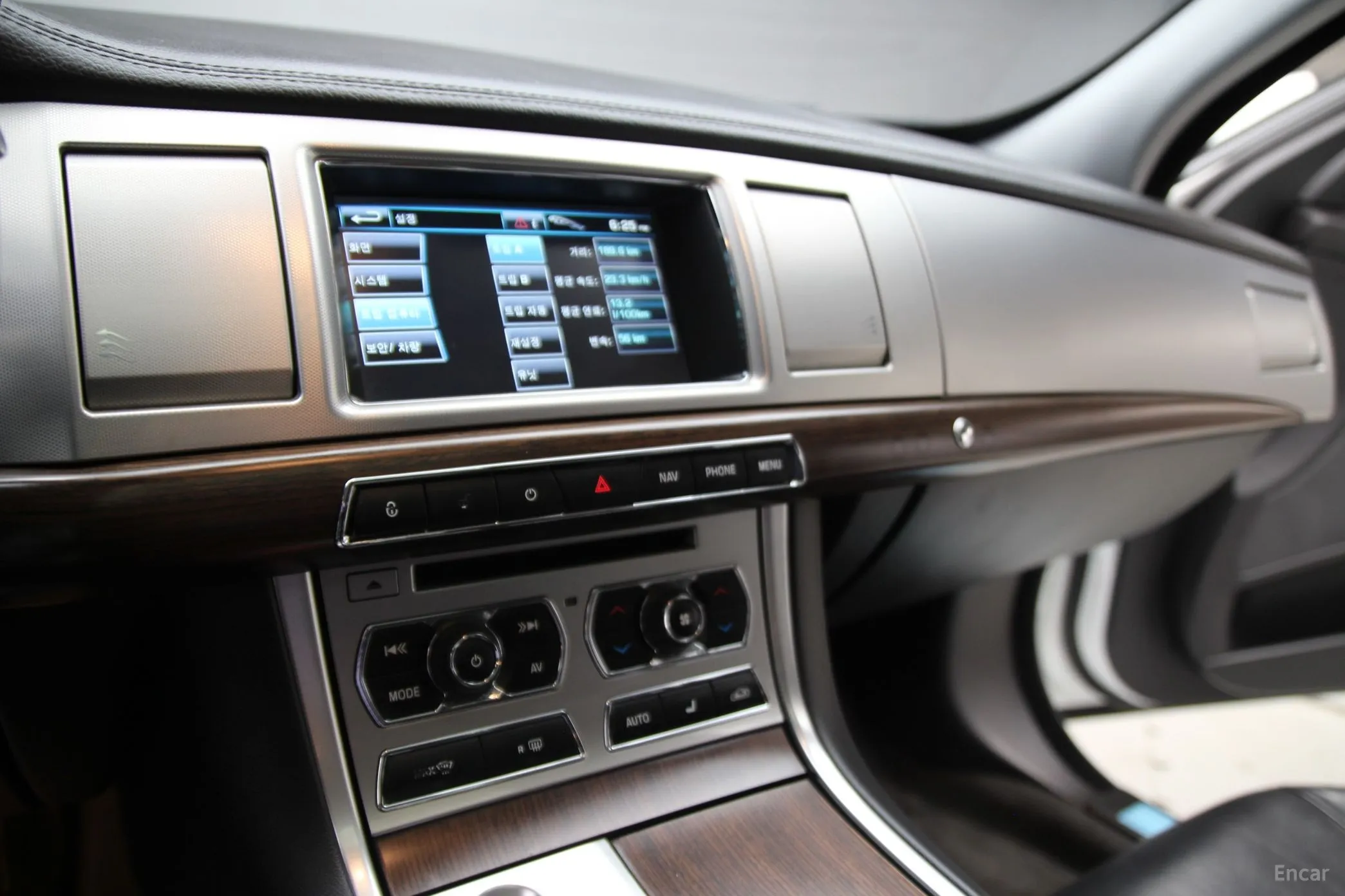 Jaguar New XF превью 15