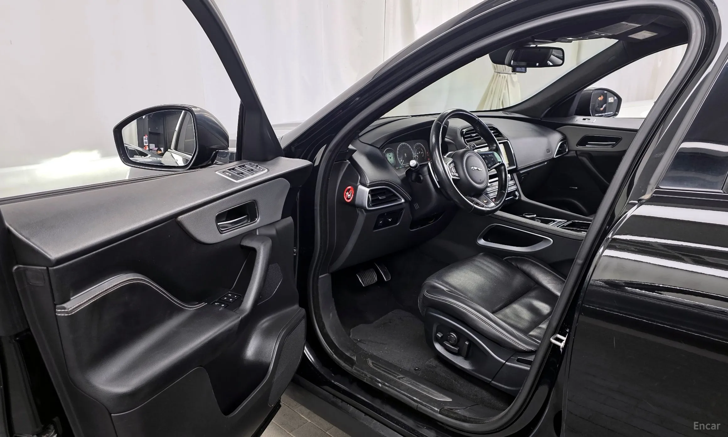 Jaguar F-PACE превью 10