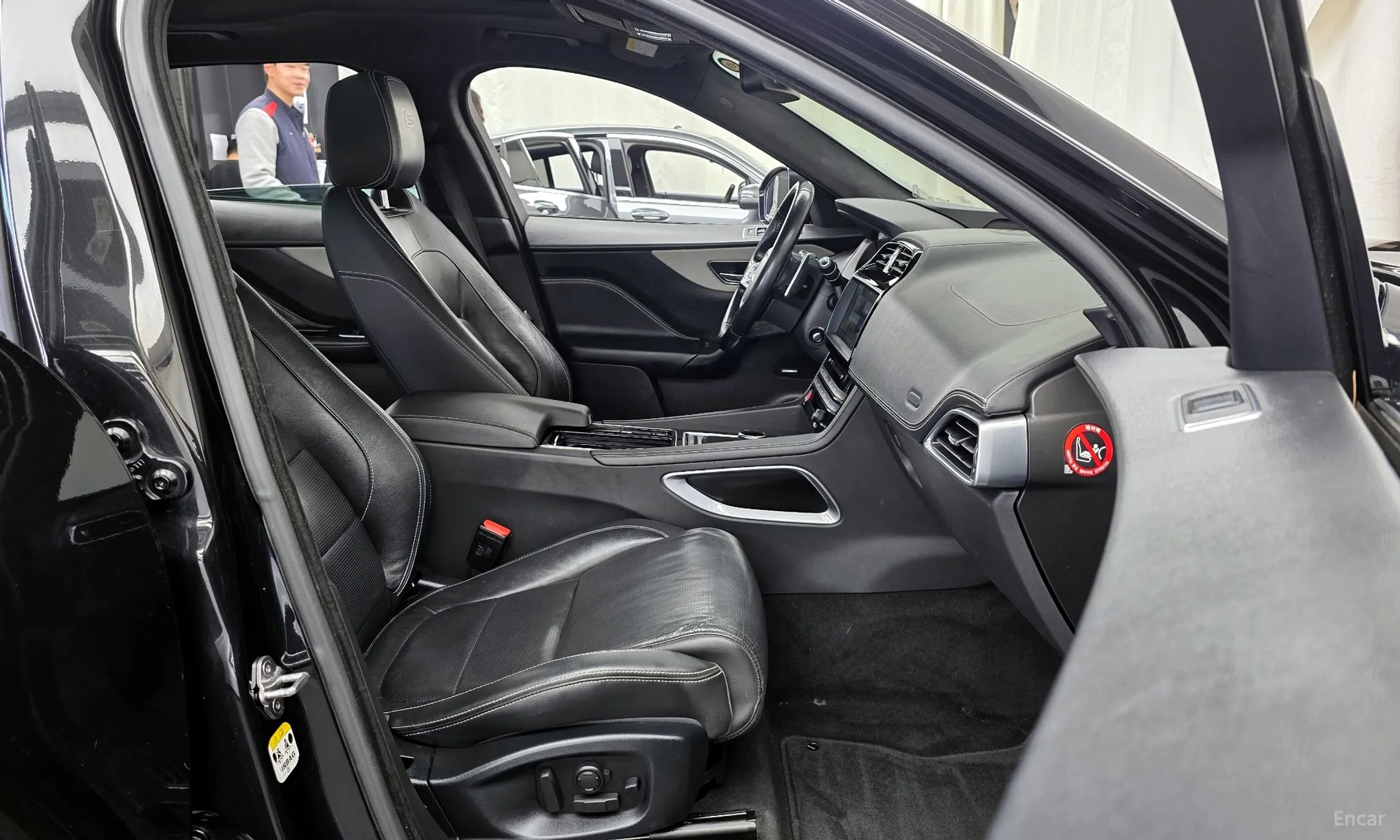 Jaguar F-PACE превью 11