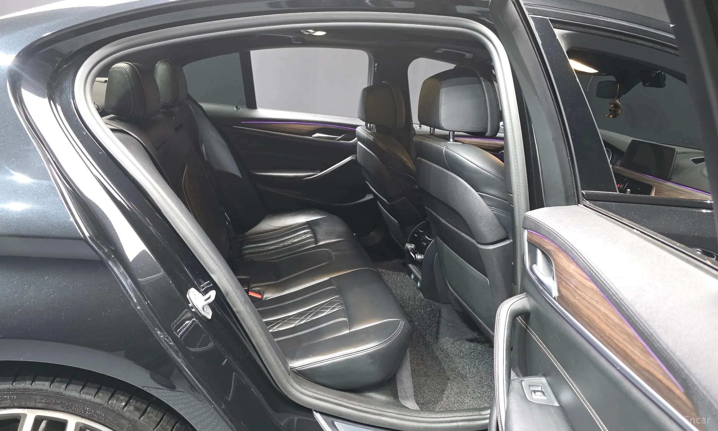 BMW 5 Series (G30) превью 12