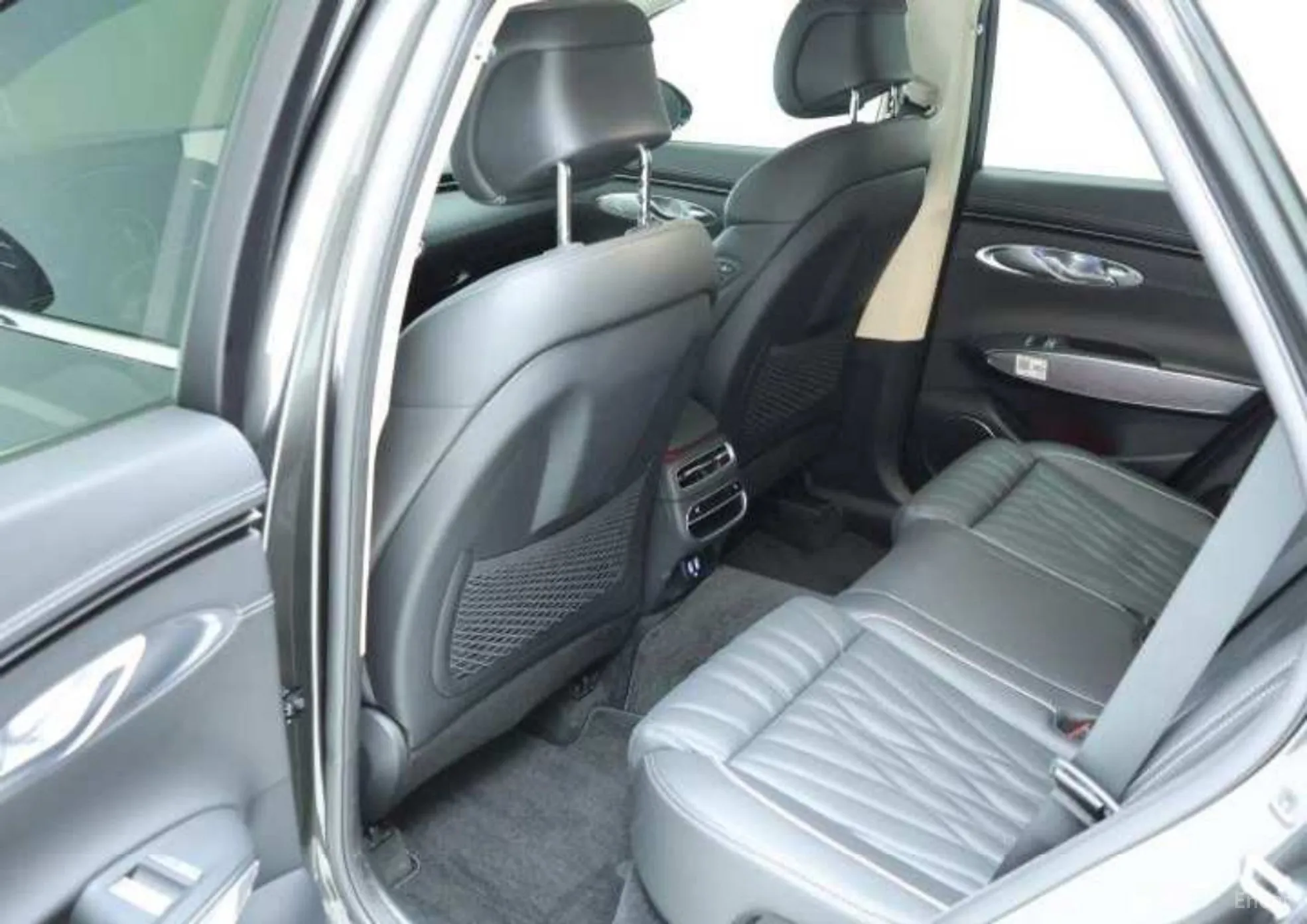 Genesis GV70 превью 6