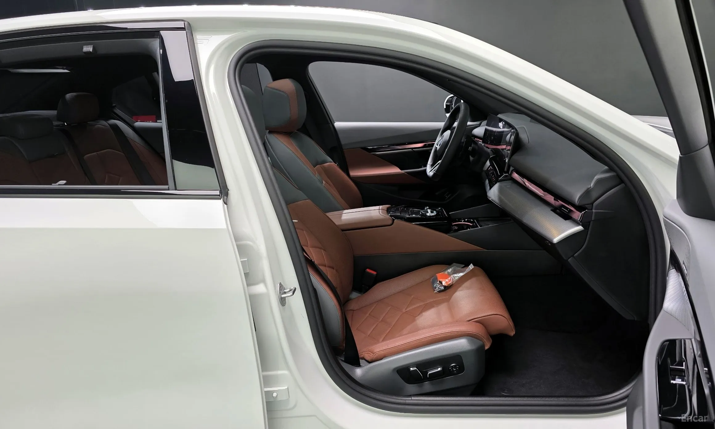 BMW 5 Series (G60) превью 10
