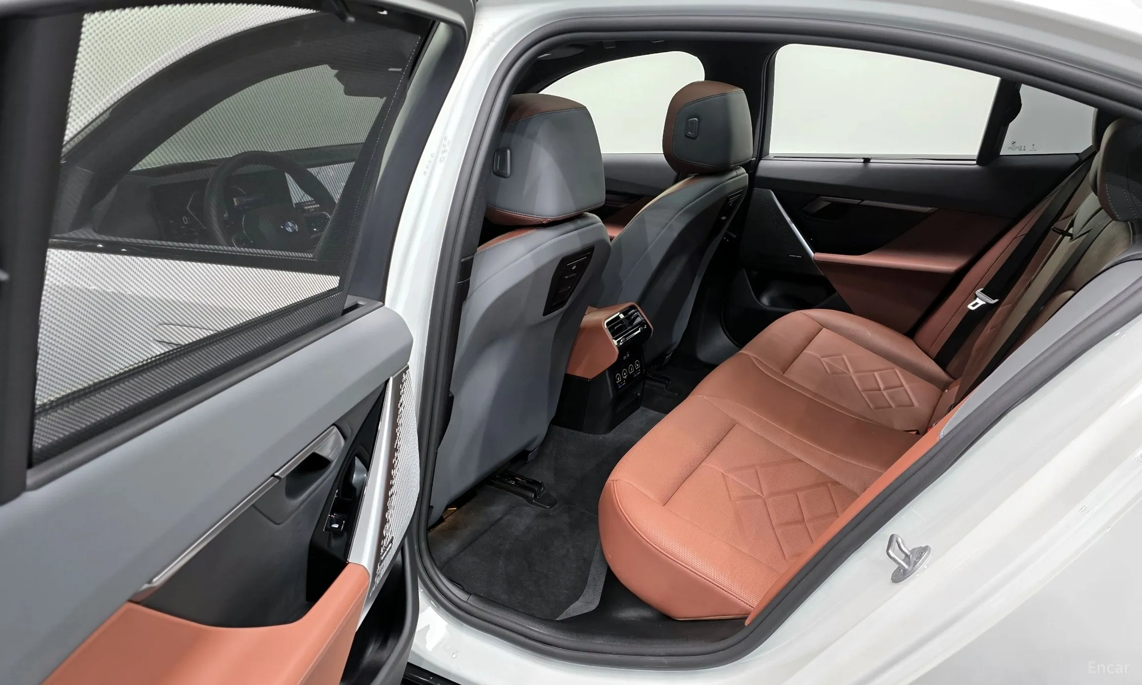 BMW 5 Series (G60) превью 12