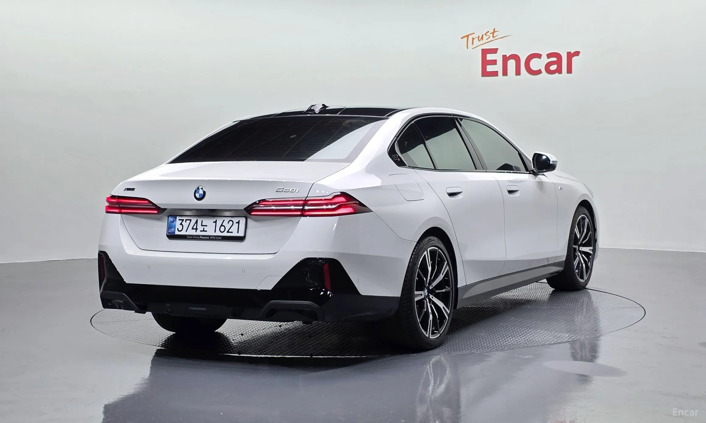 BMW 5 Series (G60) превью 2