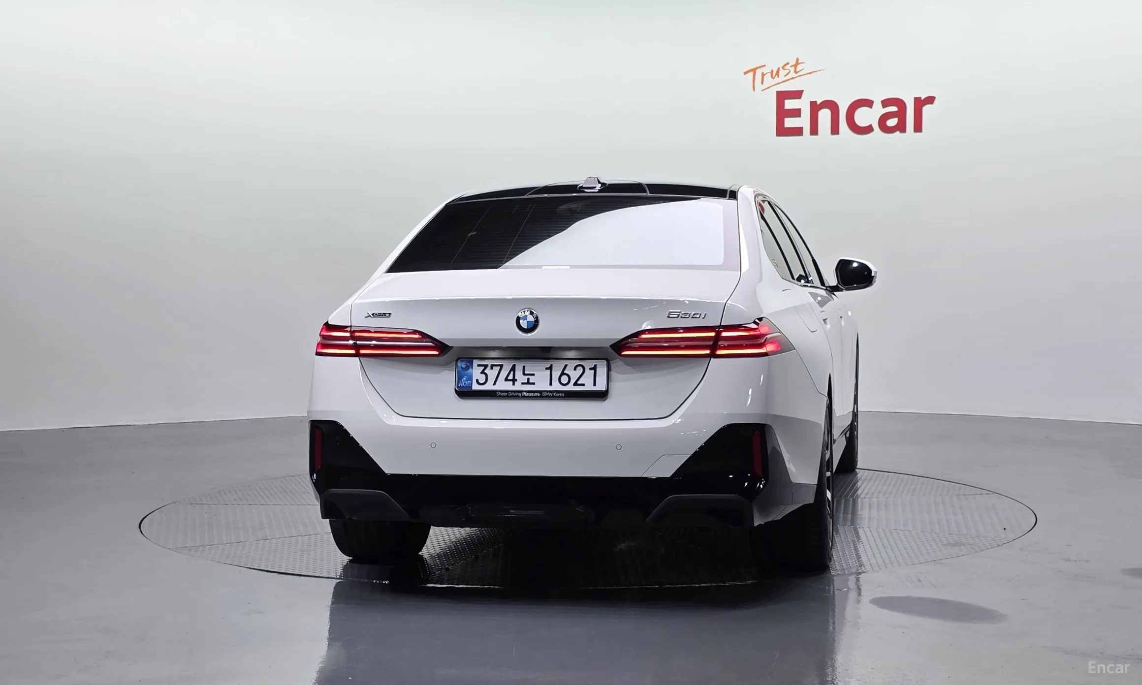 BMW 5 Series (G60) превью 4