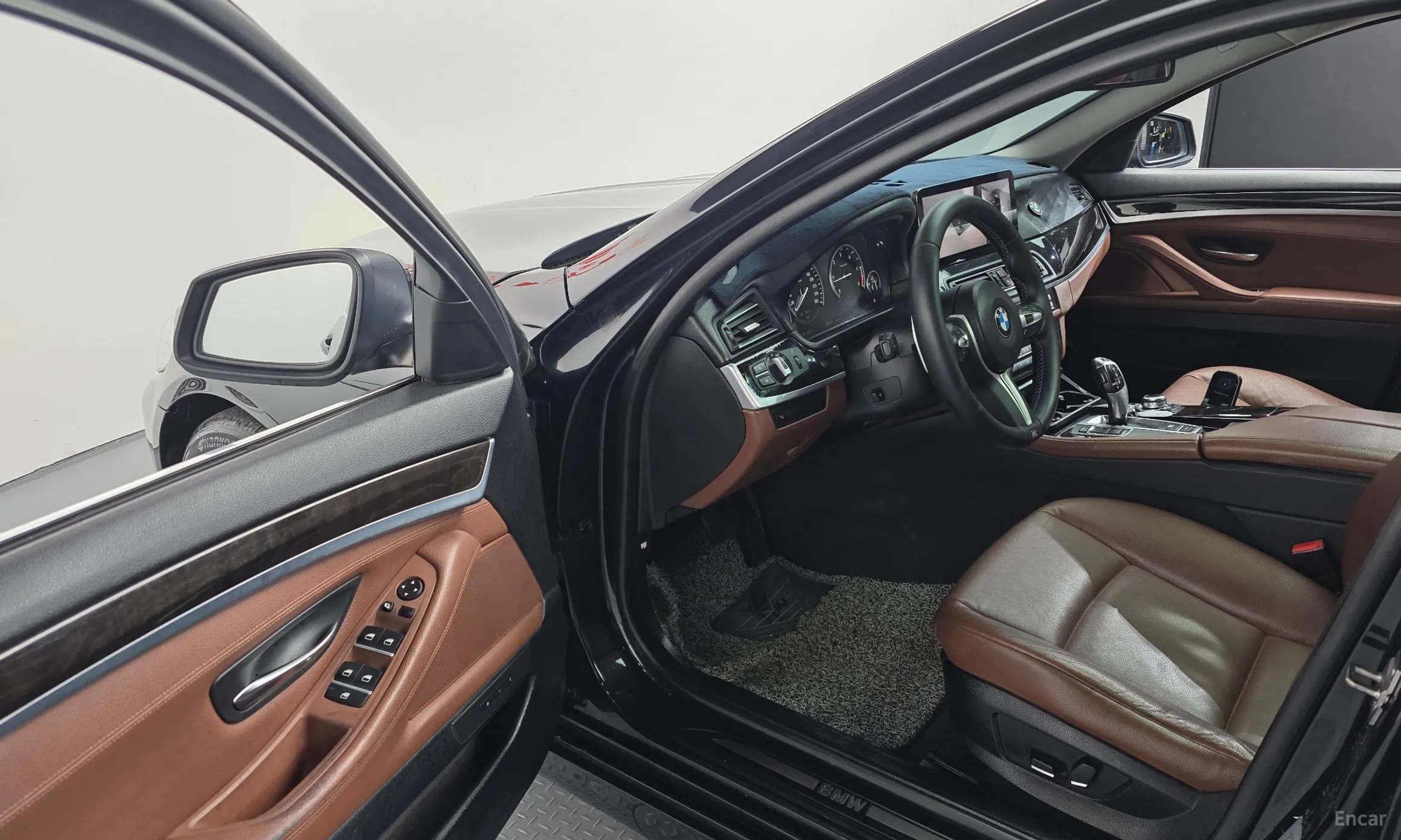 BMW 5 Series (F10) превью 13
