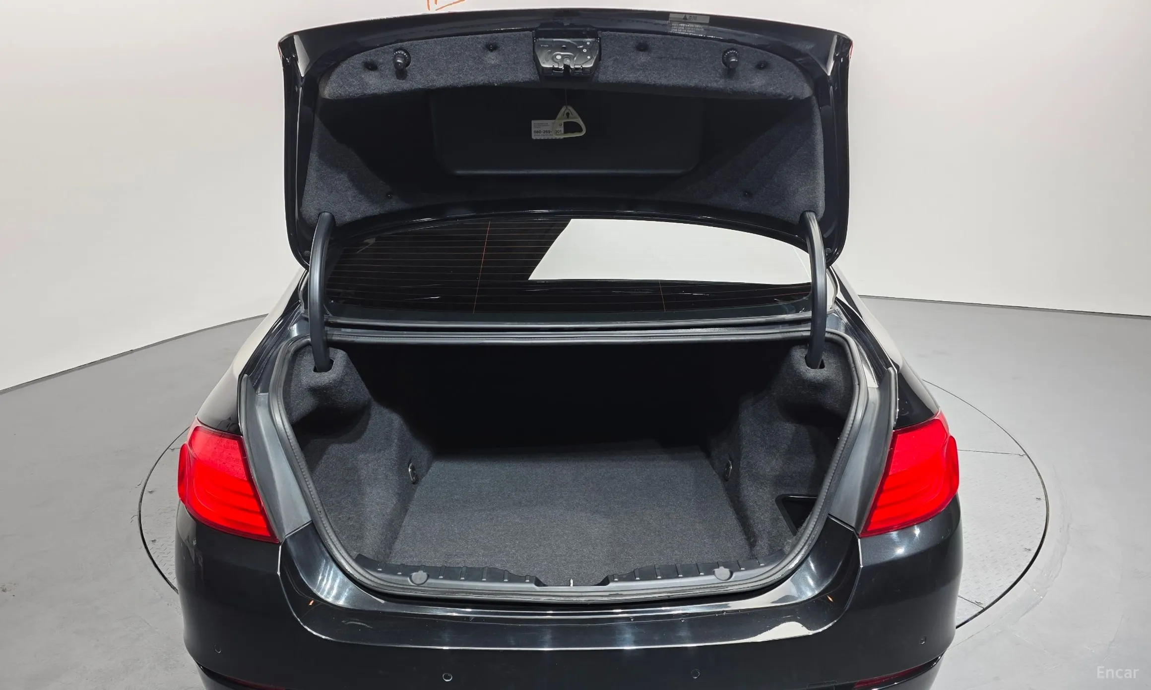 BMW 5 Series (F10) превью 20