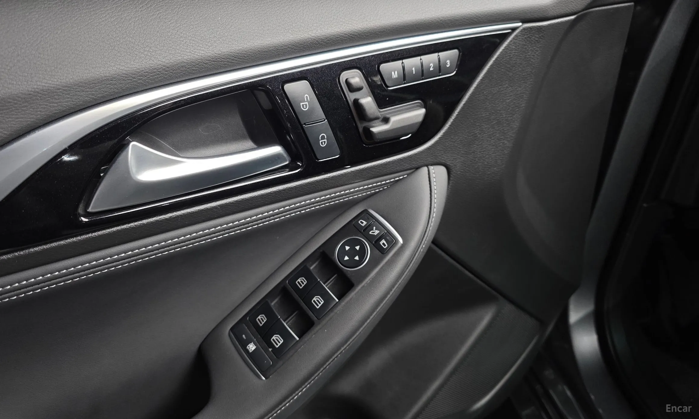 Infiniti Q30 превью 18