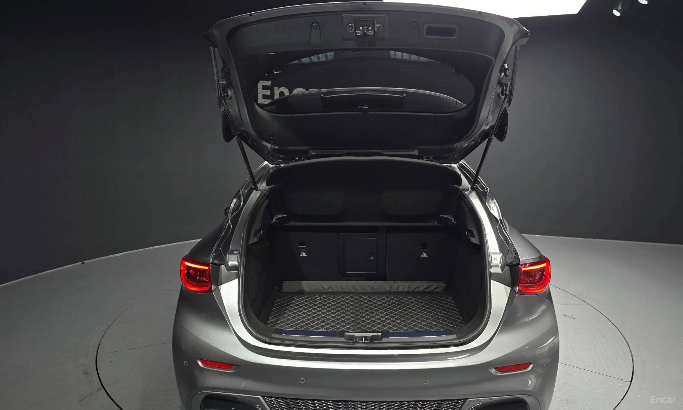 Infiniti Q30 превью 20