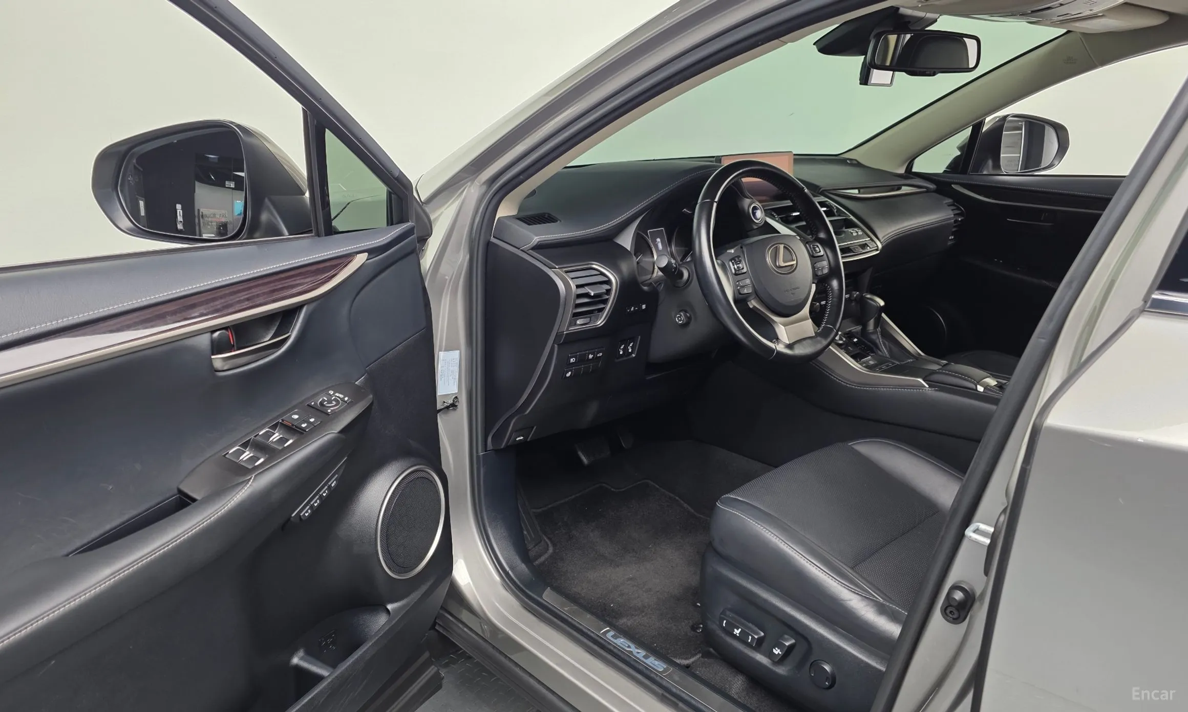 Lexus NX300h превью 10