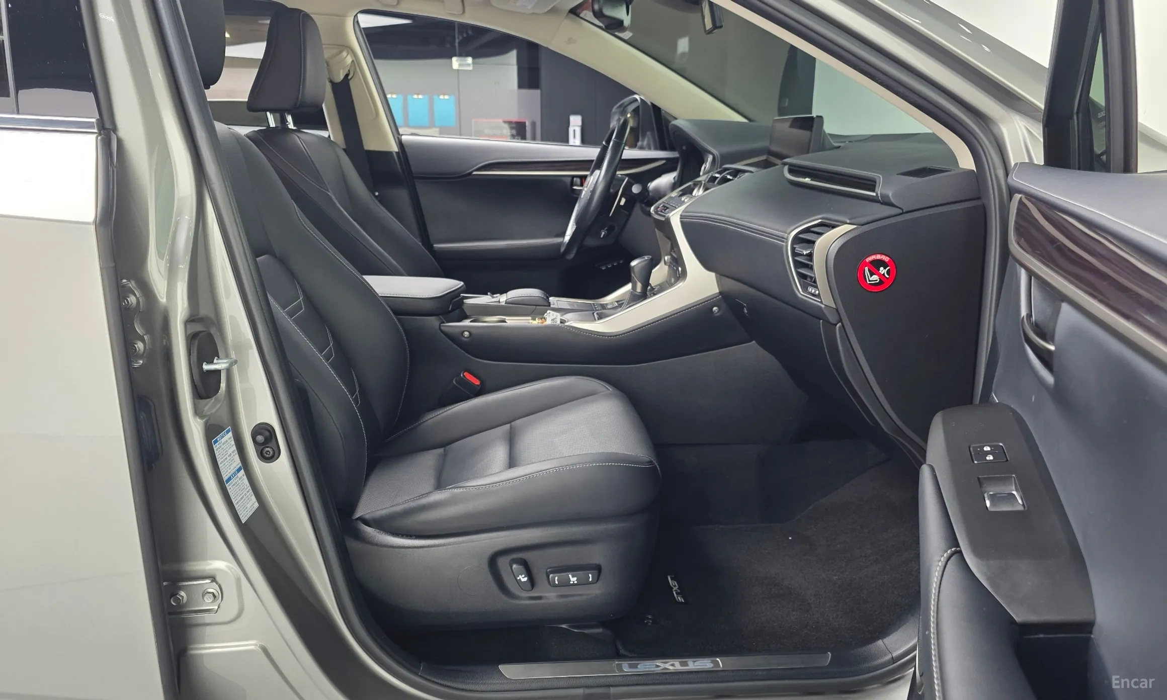 Lexus NX300h превью 11
