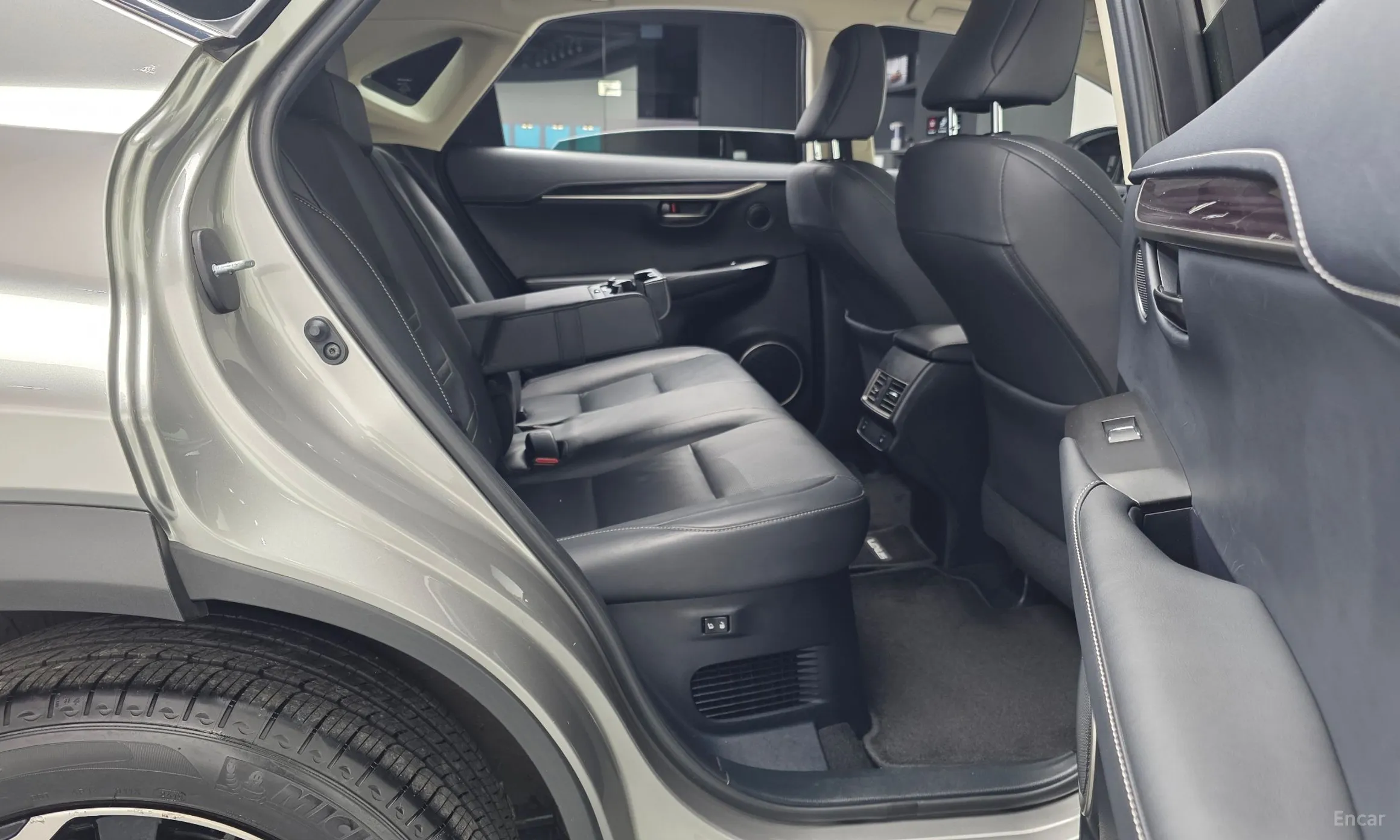 Lexus NX300h превью 12