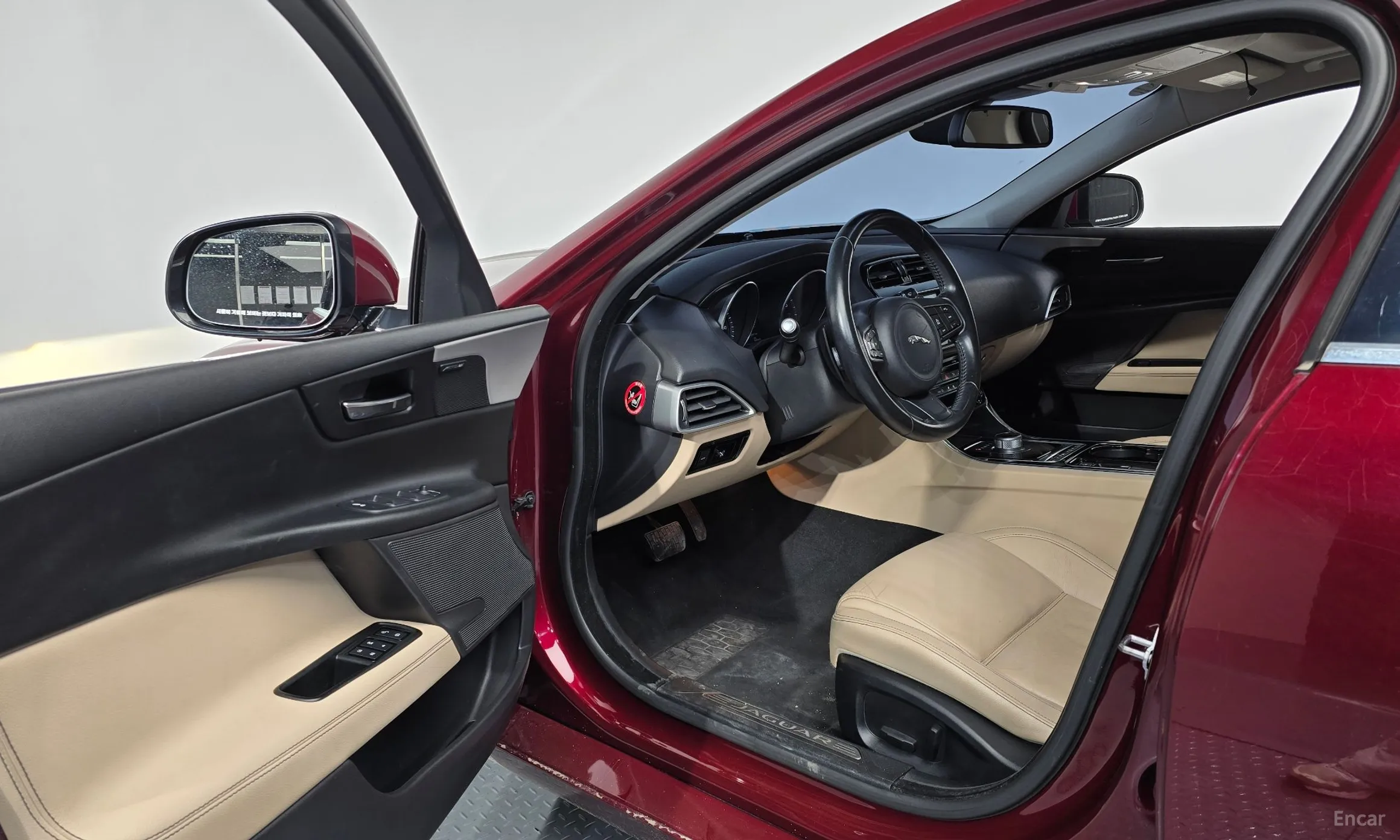Jaguar XE превью 10
