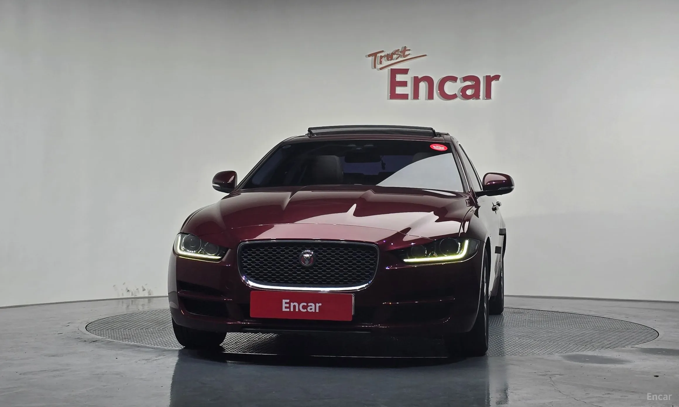 Jaguar XE превью 3