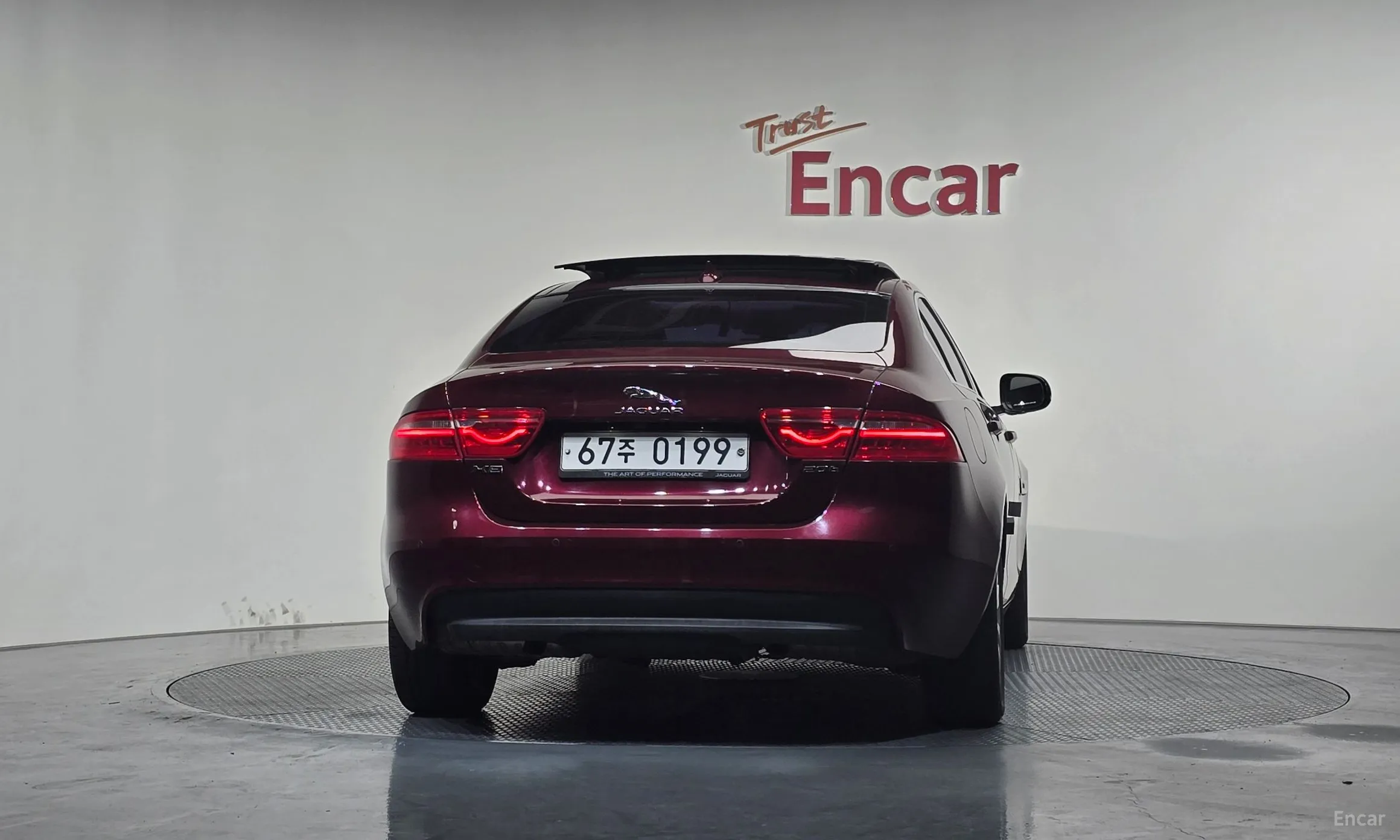 Jaguar XE превью 4