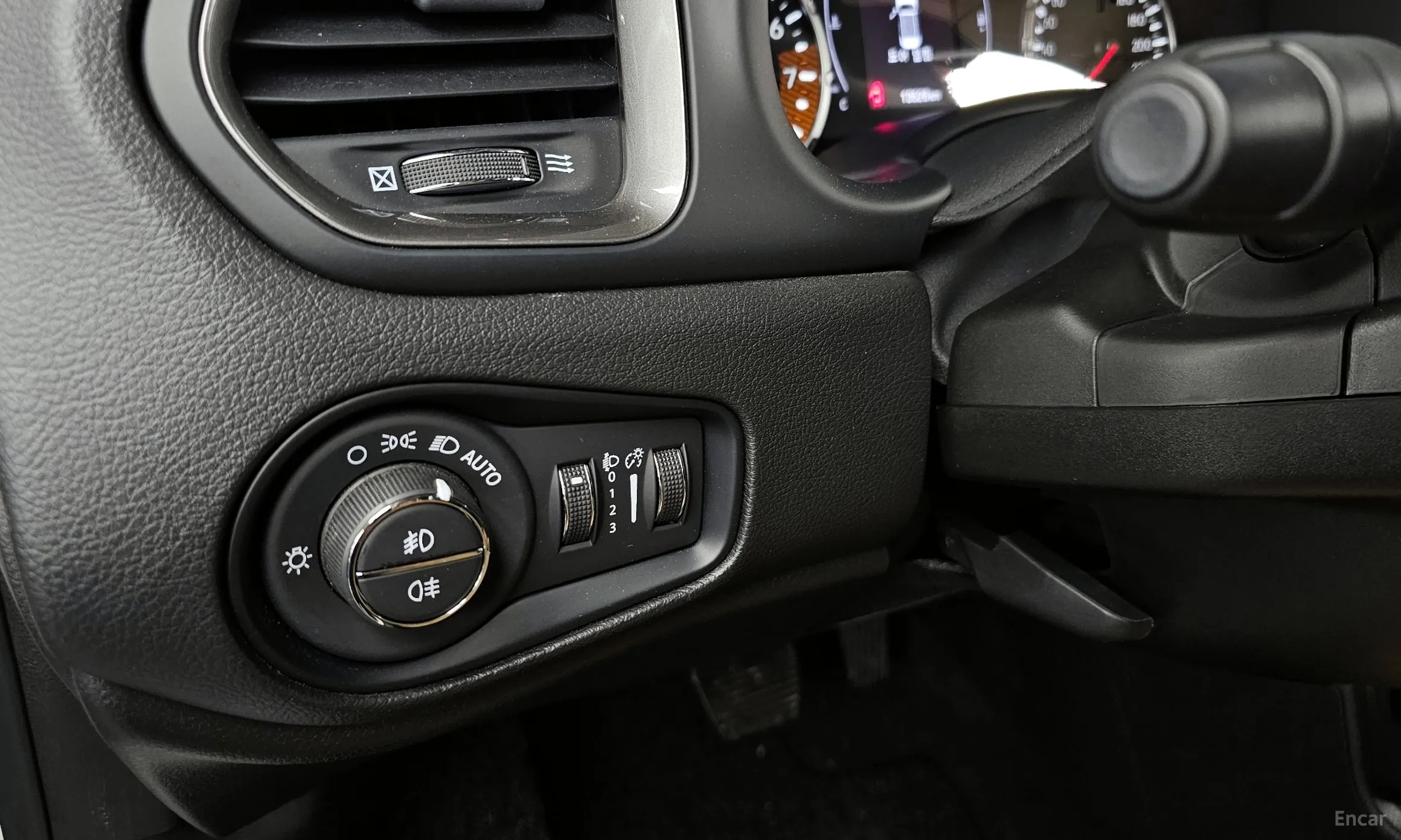 Jeep Renegade превью 14