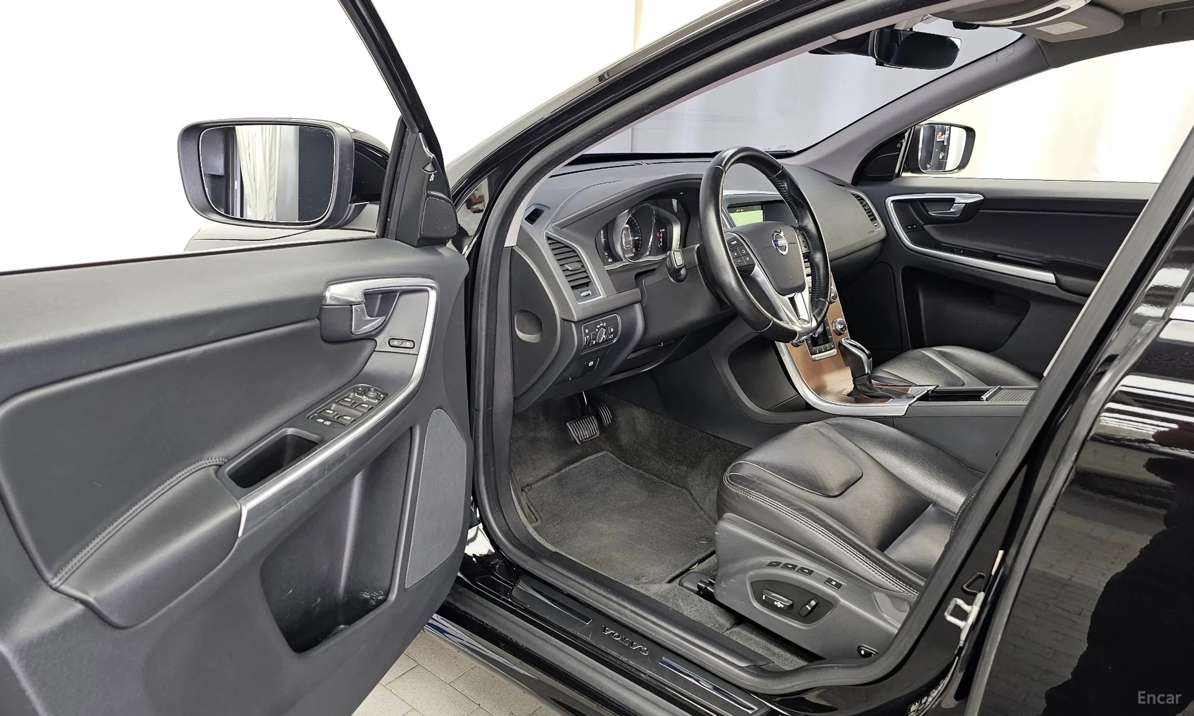 Volvo XC60 превью 10