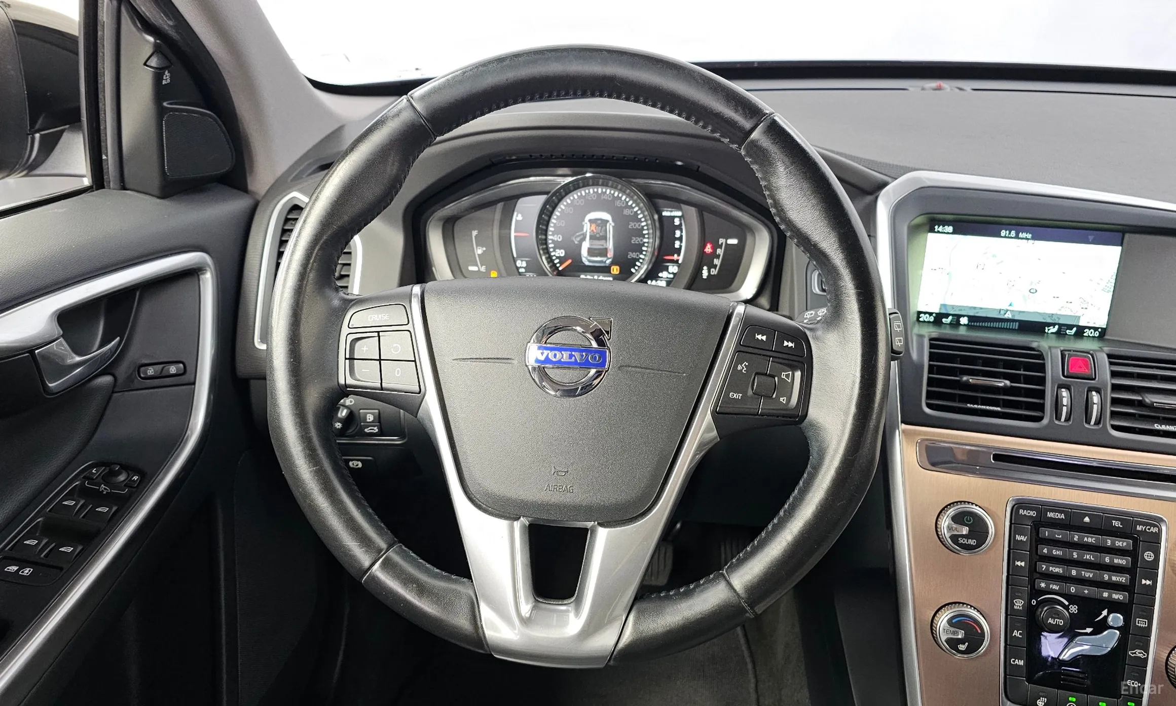 Volvo XC60 превью 13
