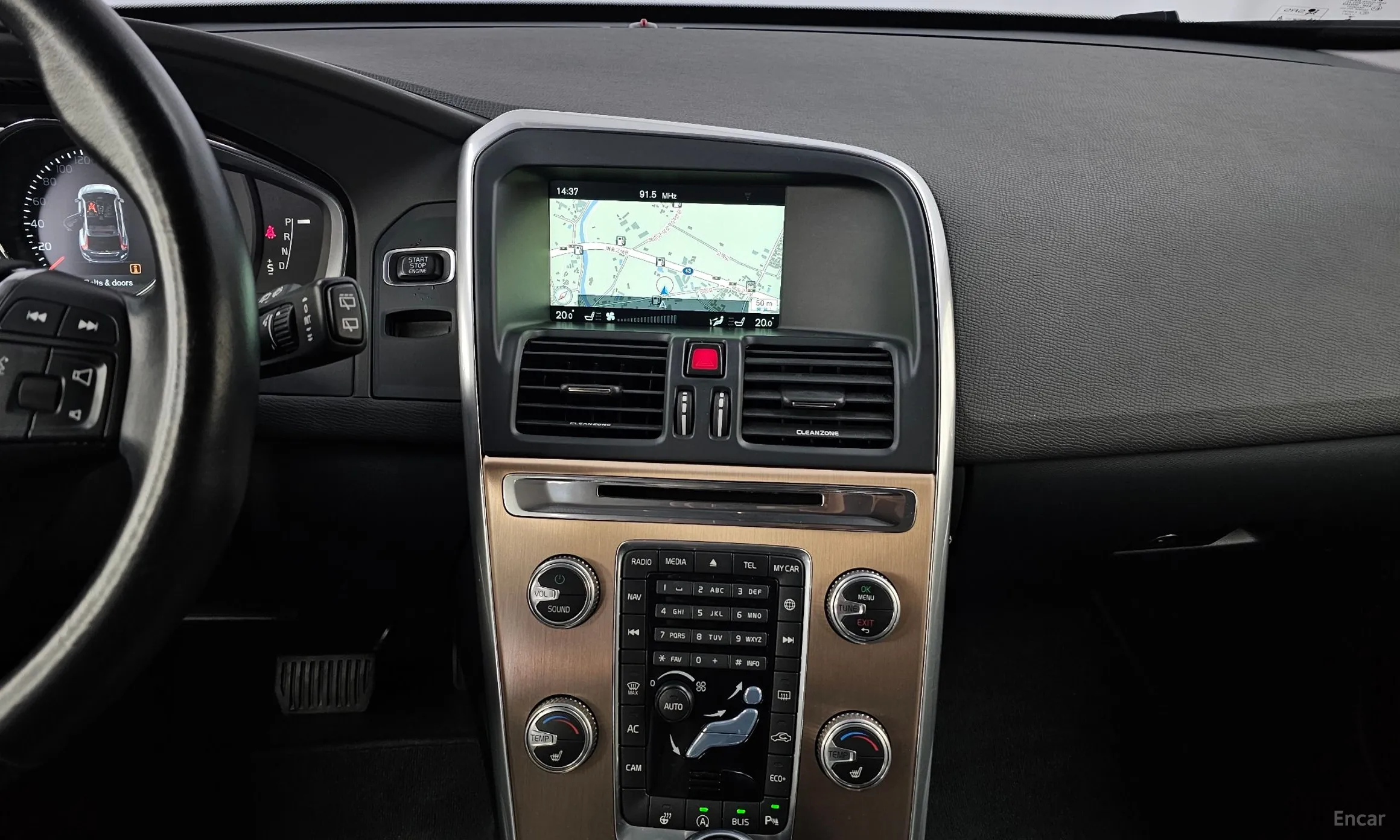 Volvo XC60 превью 14