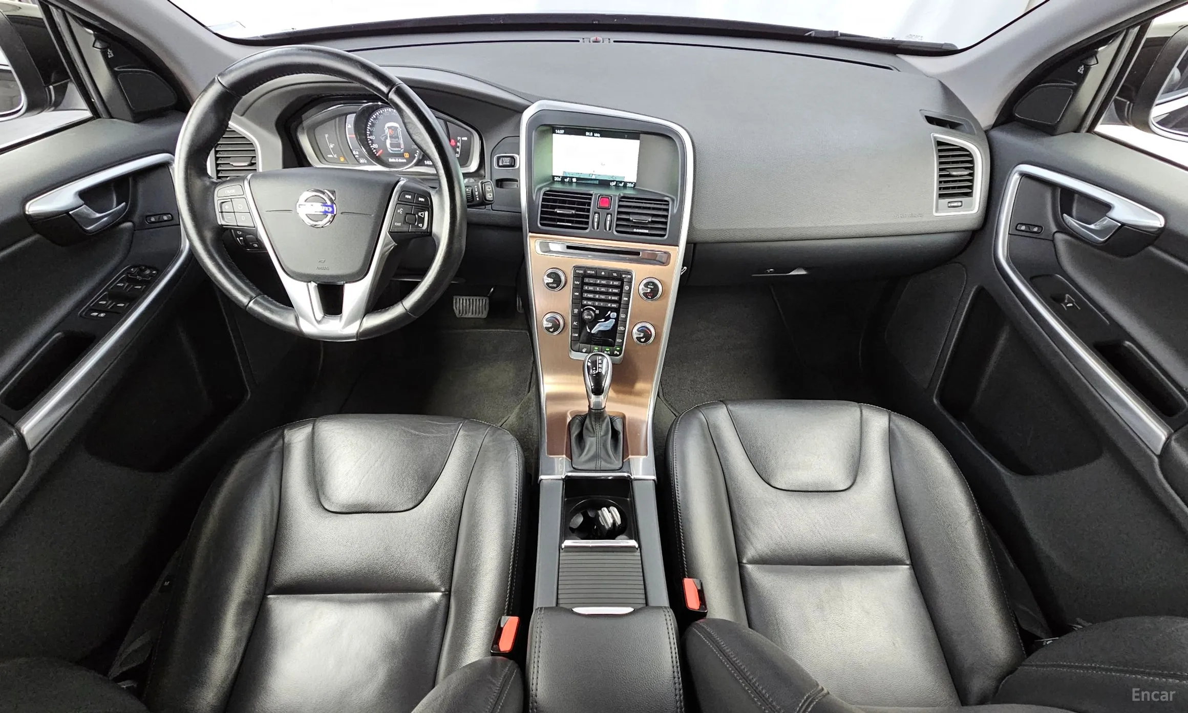 Volvo XC60 превью 7