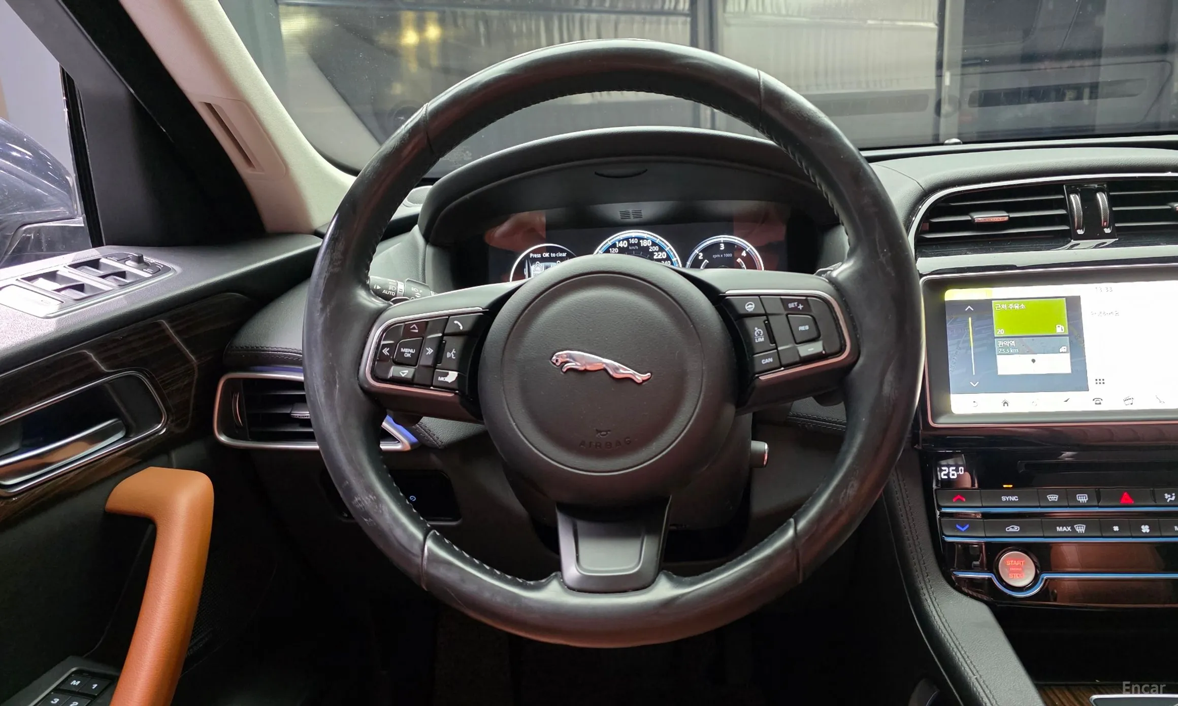 Jaguar F-PACE превью 13