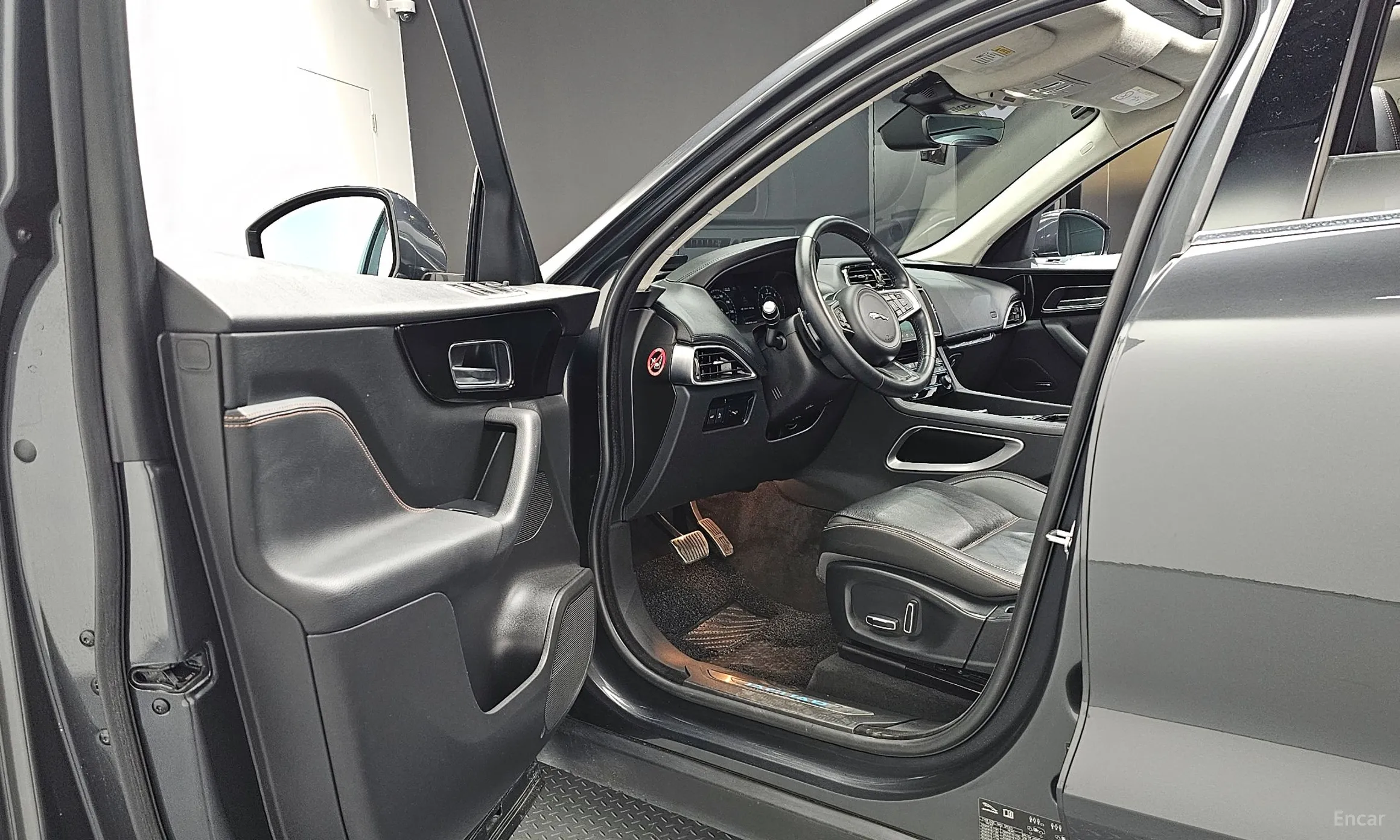 Jaguar F-PACE превью 10