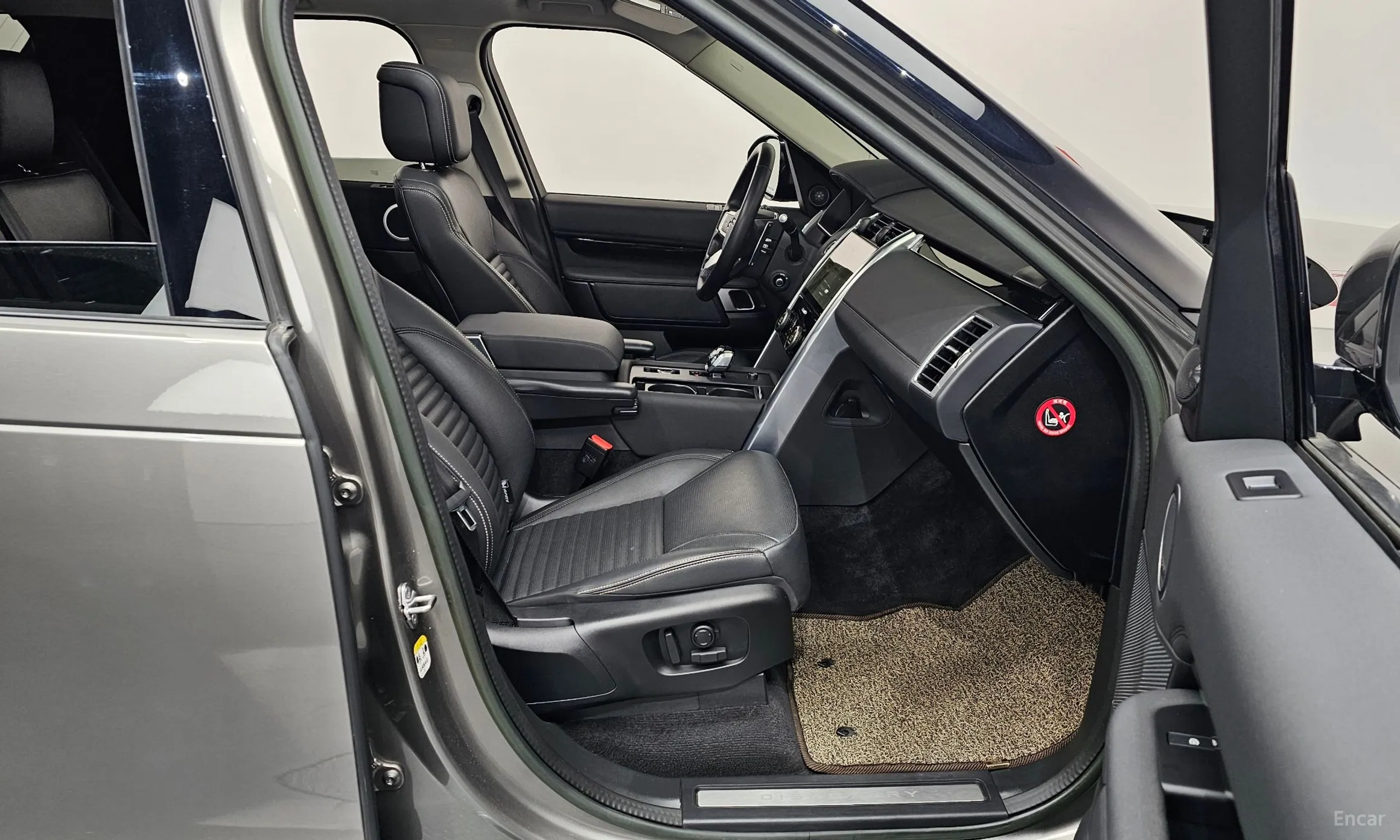 Land Rover Discovery 5 превью 11