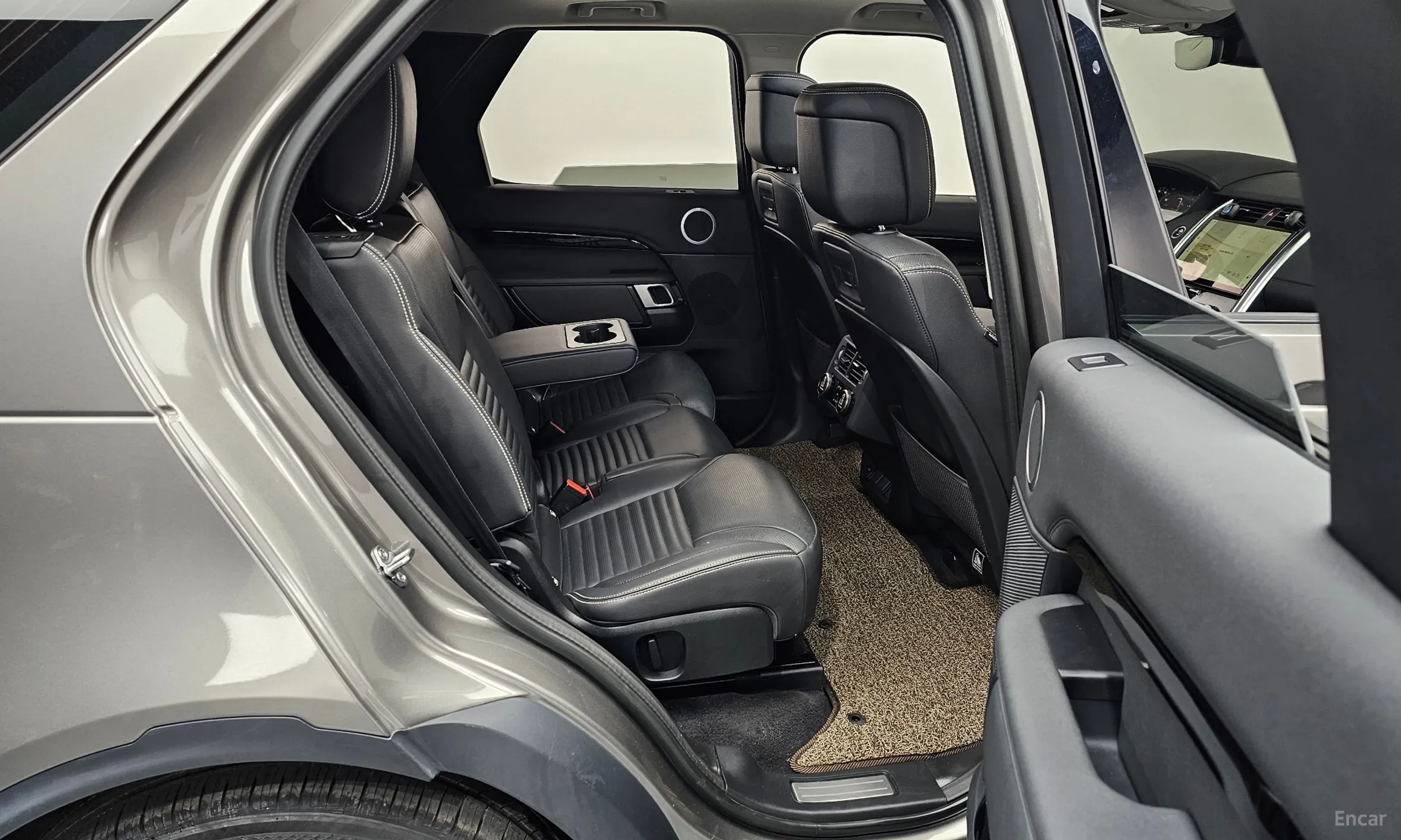Land Rover Discovery 5 превью 12