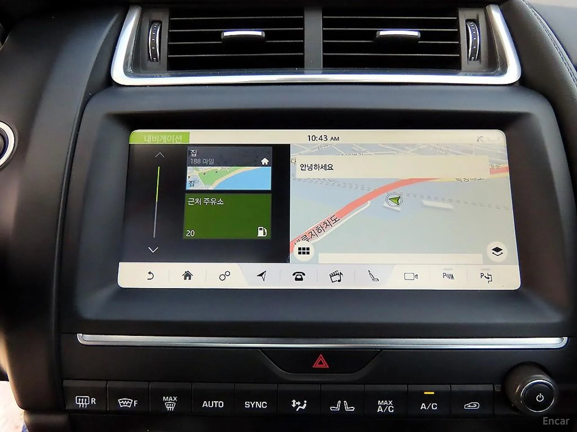 Jaguar E-PACE превью 13