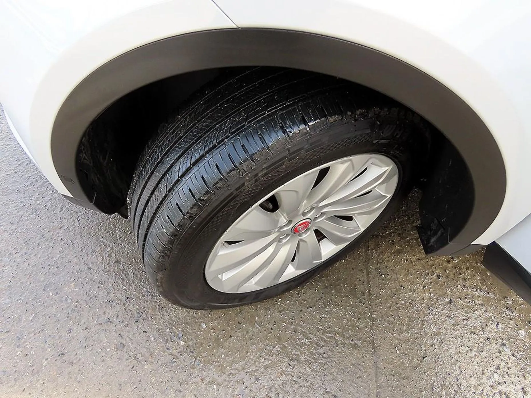Jaguar E-PACE превью 20