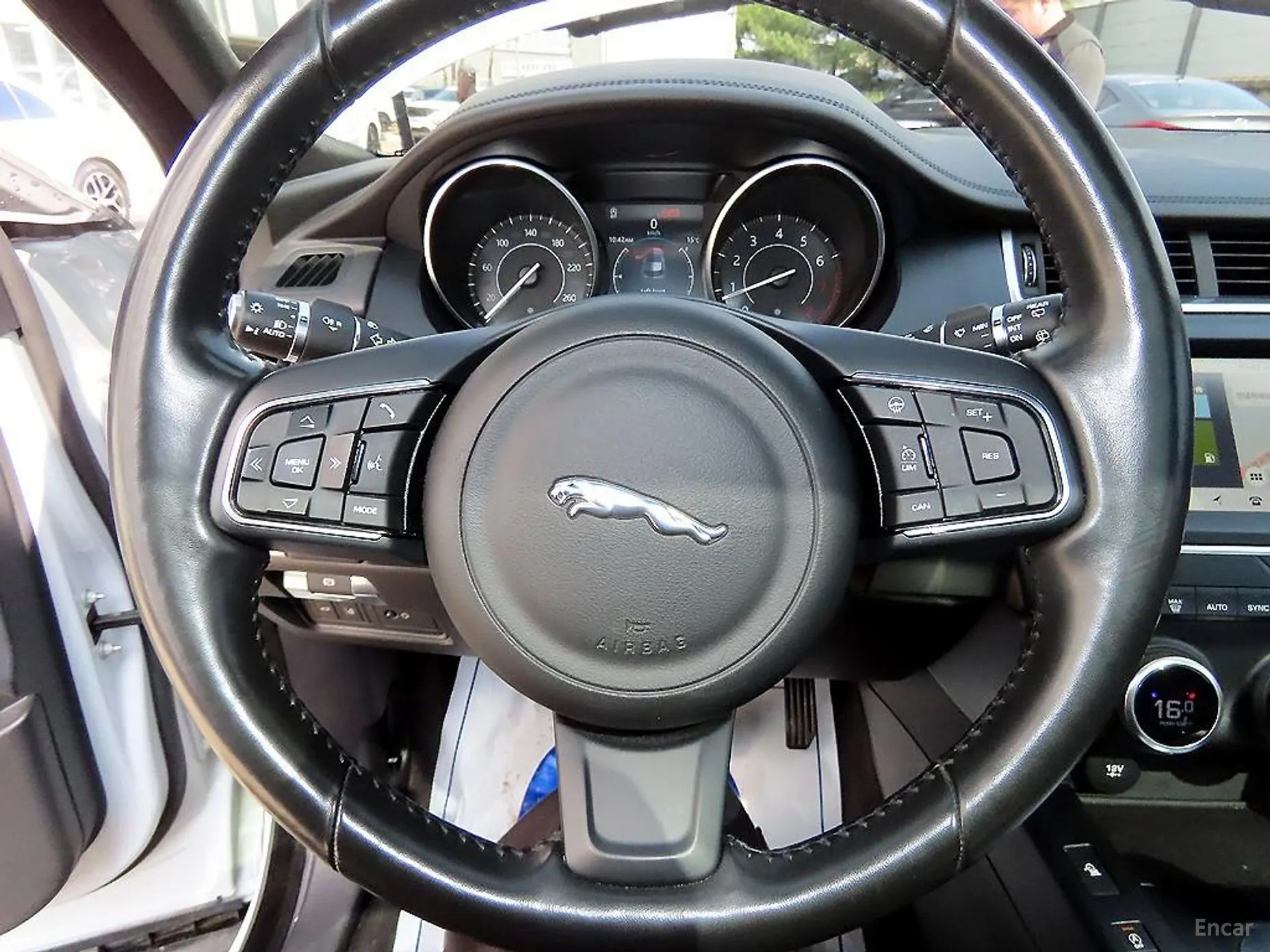 Jaguar E-PACE превью 8