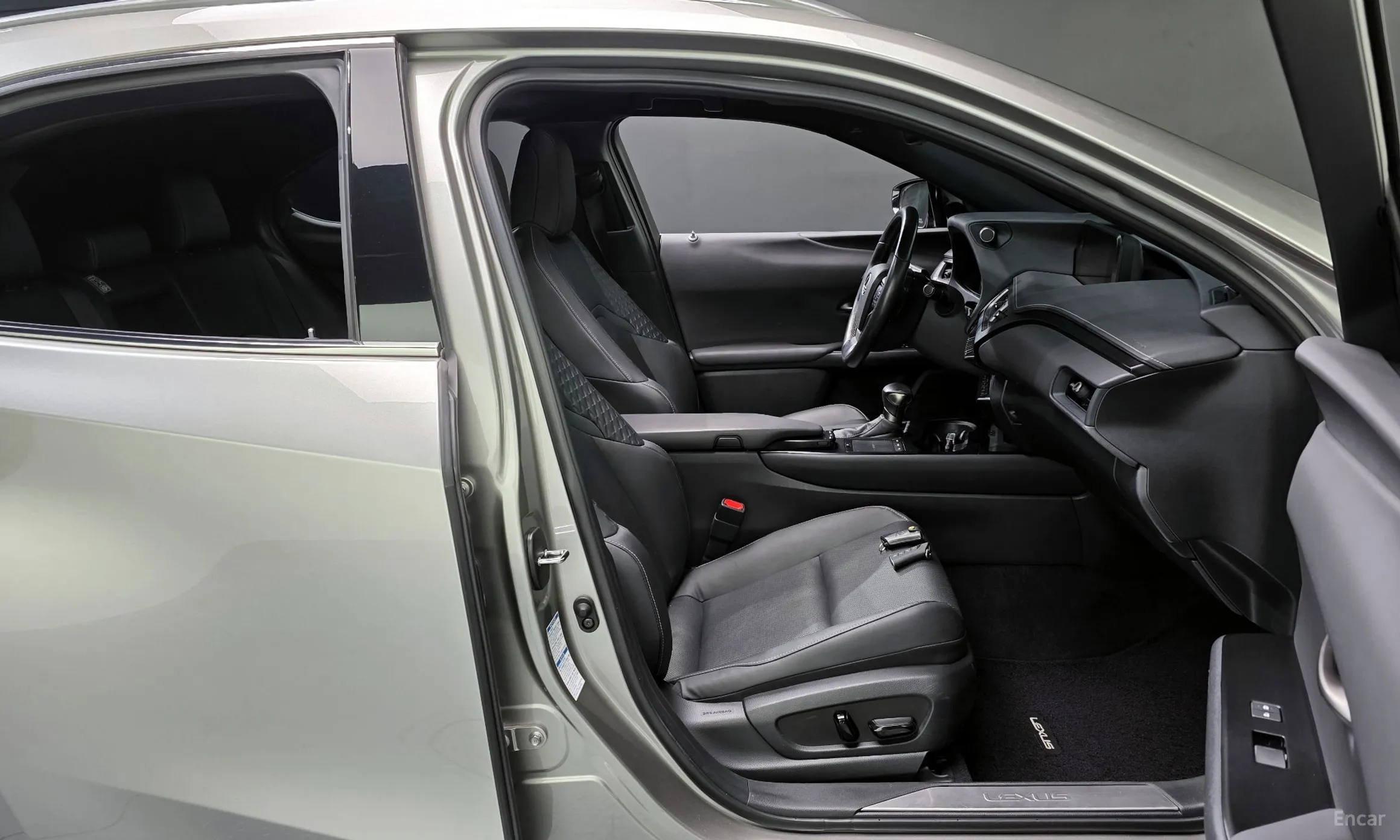 Lexus UX250h превью 10