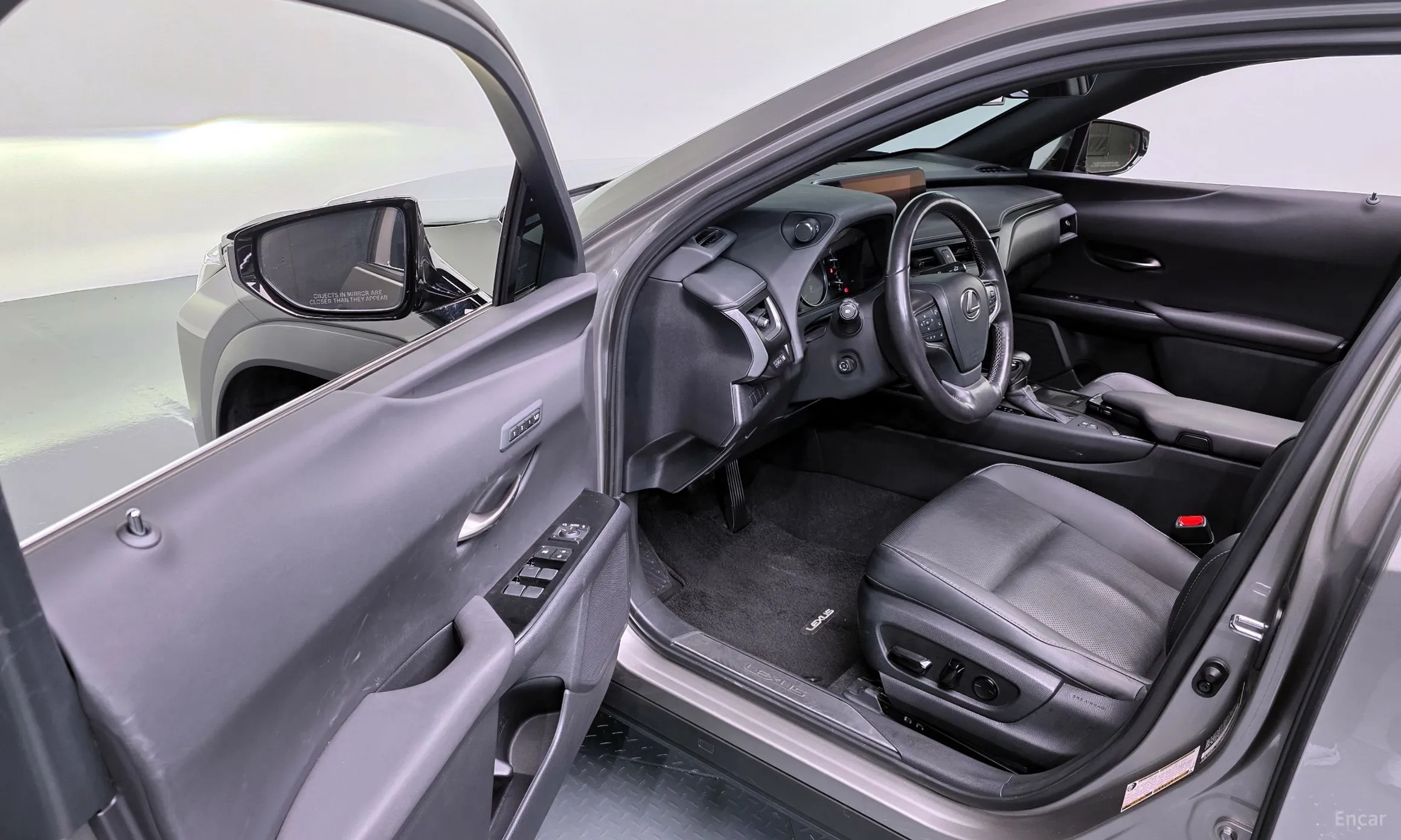 Lexus UX250h превью 11