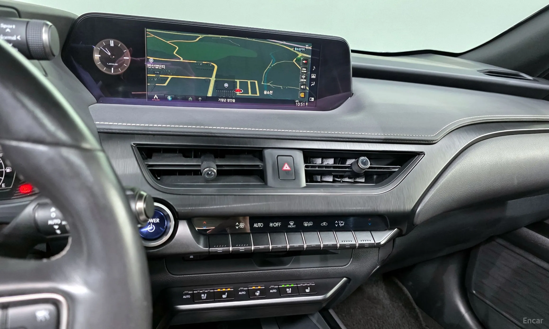 Lexus UX250h превью 14