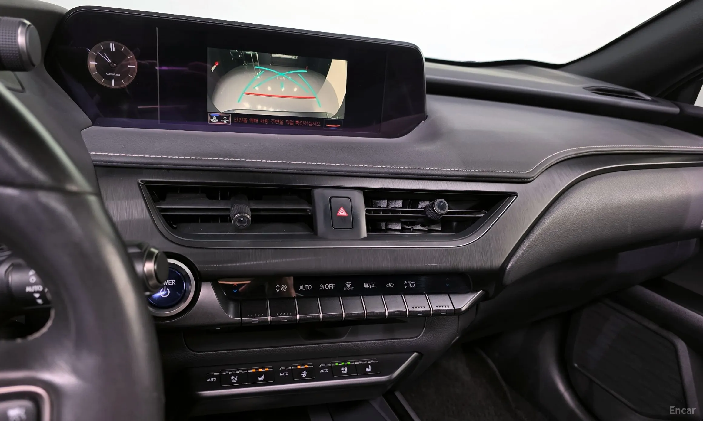 Lexus UX250h превью 15