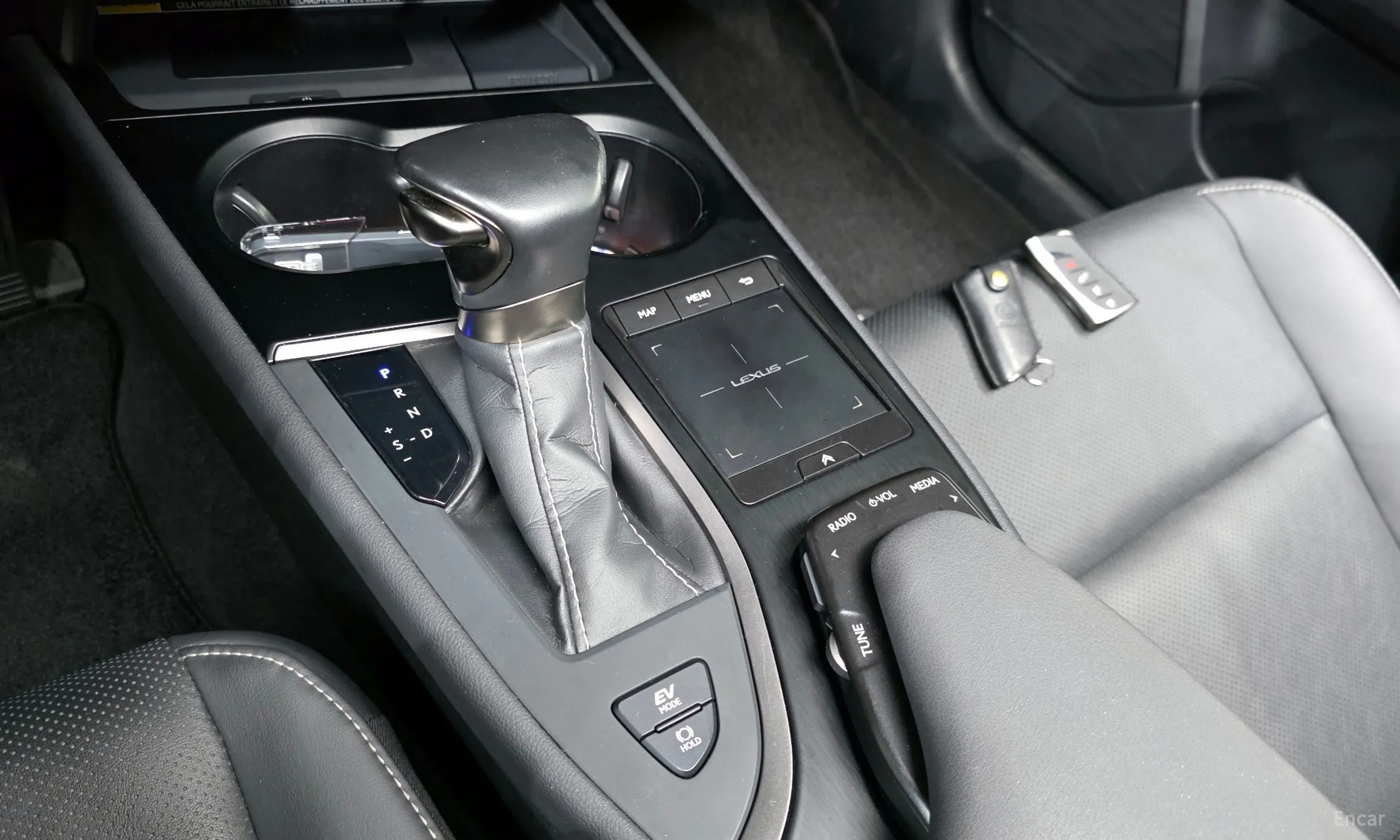 Lexus UX250h превью 9