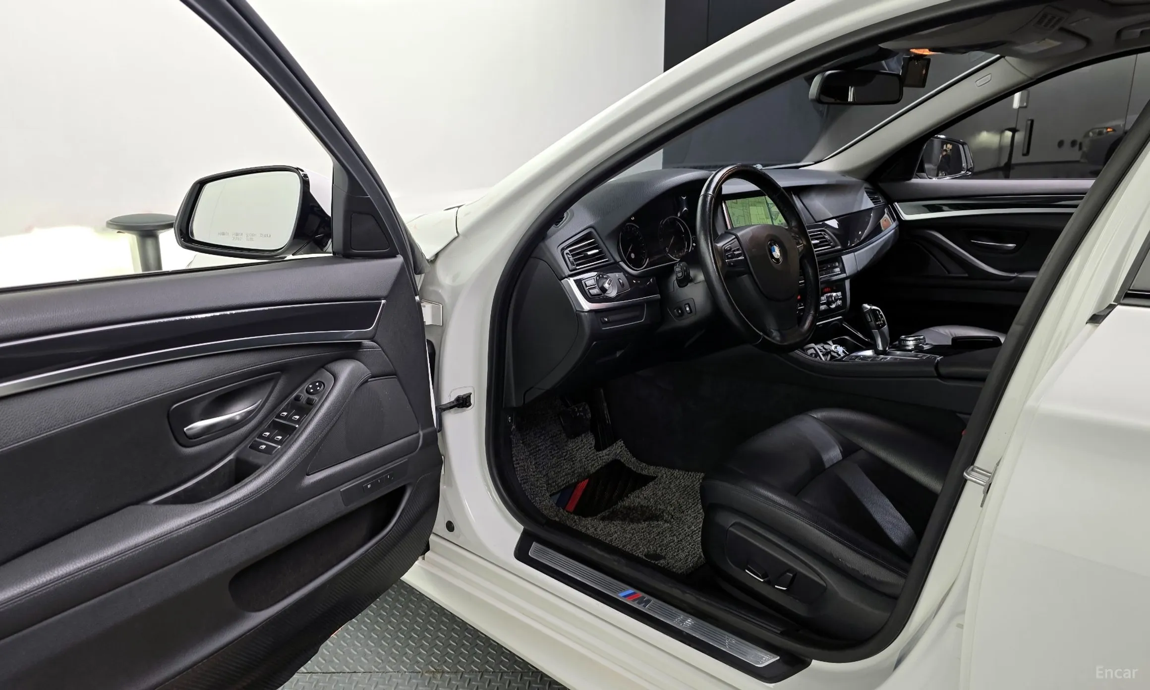 BMW 5 Series (F10) превью 10