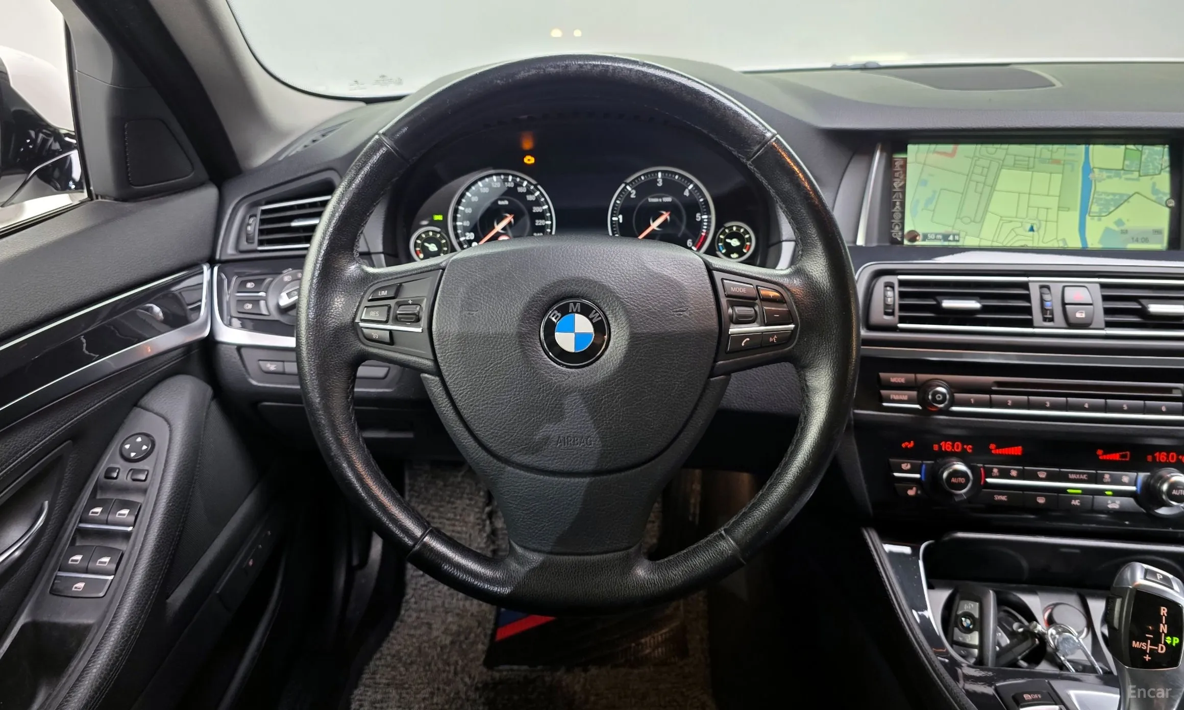 BMW 5 Series (F10) превью 13